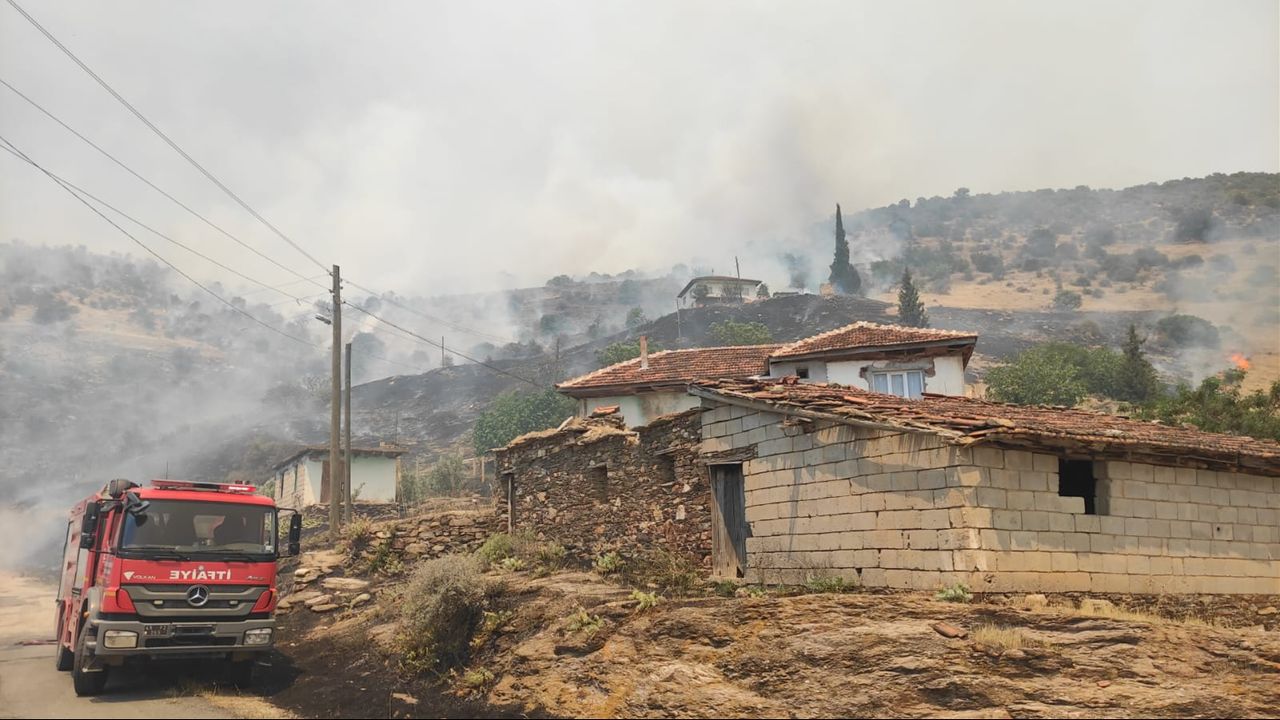 Manisa'da orman yangını! Alevler evlere ulaştı, tren seferleri durduruldu - Gündem