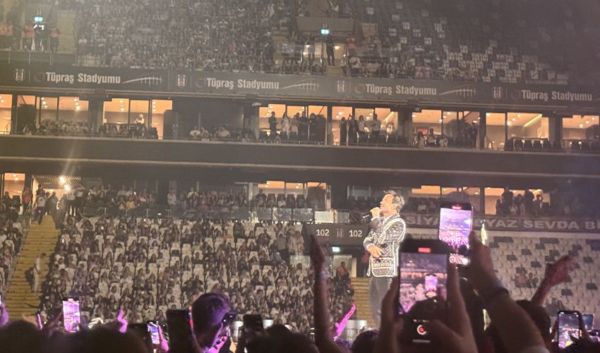 Şarkıcı Yalın’dan kariyerinin 20. yılına özel konser! Dinleyicilere unutulmaz bir gece yaşattı - 2. Resim