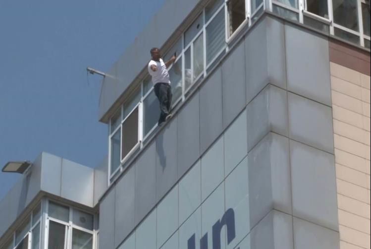 Tarzan gibi hastaneye tırmanan adam intihara kalkıştı! Korku dolu anlar kamerada - 2. Resim