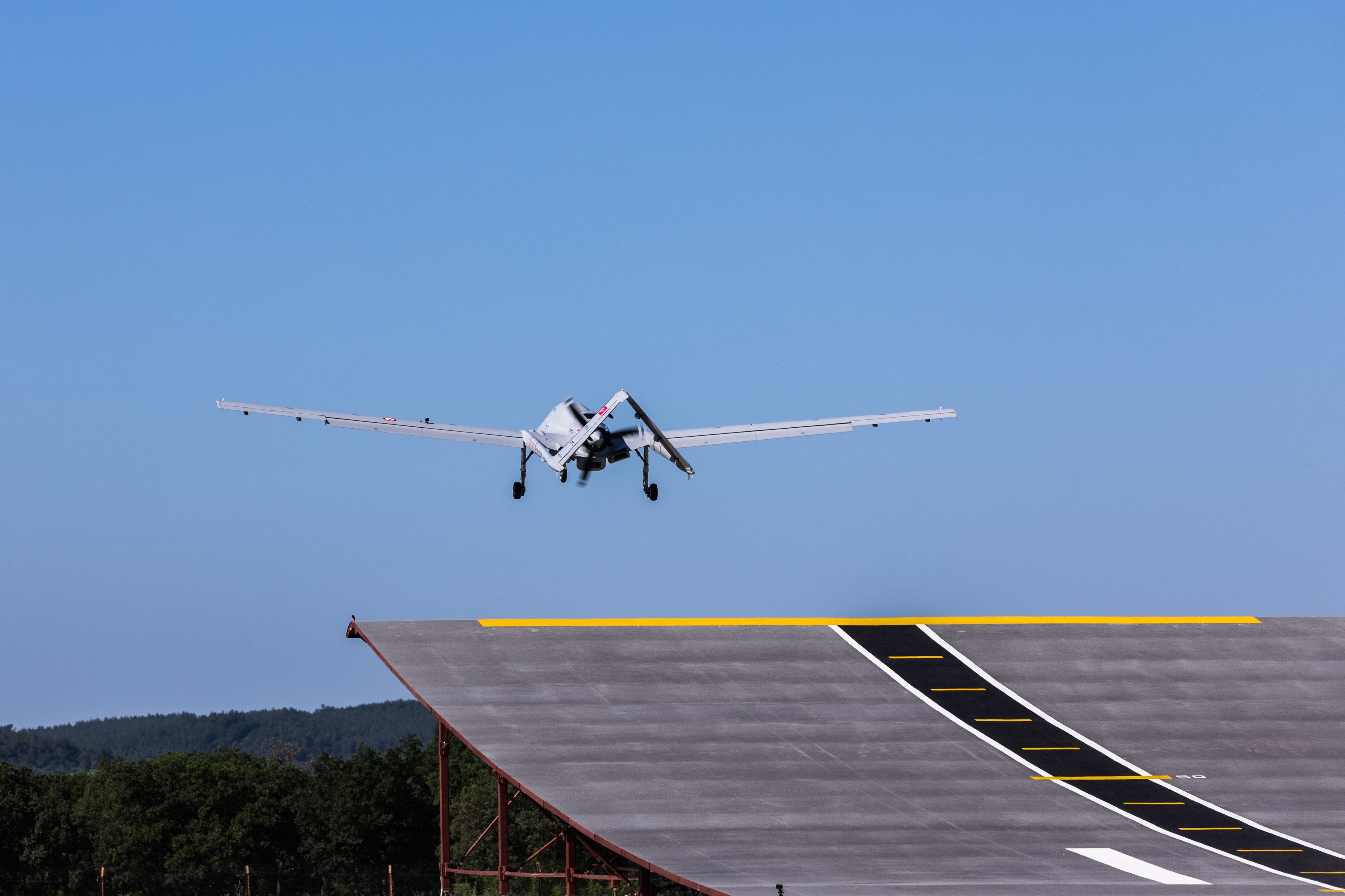 TCG Anadolu'nun gücüne güç katacak! Bayraktar TB3 ilk rampa kalkış testini başarıyla gerçekleştirdi - 3. Resim
