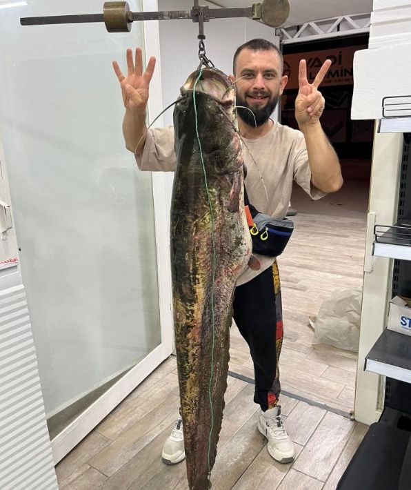 Bursa'da göle giden iki arkadaş neredeyse boyları kadar balık uttu Bursa'da göle giden iki arkadaş neredeyse boyları kadar balık uttu - 2. Resim