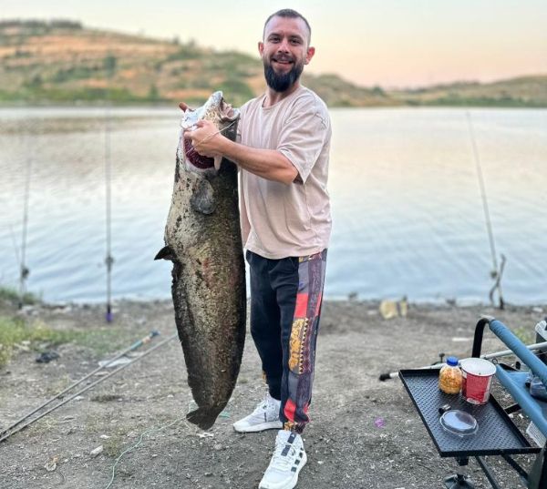 Bursa'da göle giden iki arkadaş neredeyse boyları kadar balık uttu Bursa'da göle giden iki arkadaş neredeyse boyları kadar balık uttu - 1. Resim
