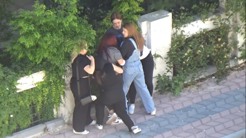 Elazığ'da sokak ortasında kız kavgası! Bu kez erkekler izledi Elazığ'da sokak ortasında kız kavgası! Bu kez erkekler izledi - 2. Resim