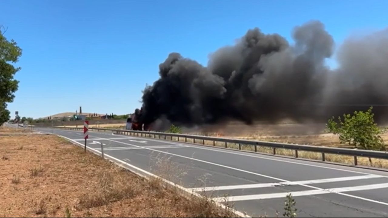 Emniyet personelini taşıyan araç Şanlıurfa-Diyarbakır yolunda yandı
