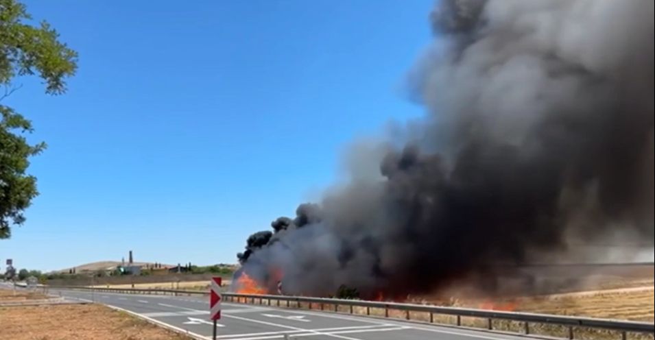 Emniyet personelini taşıyan araç Şanlıurfa-Diyarbakır yolunda yandı - 1. Resim