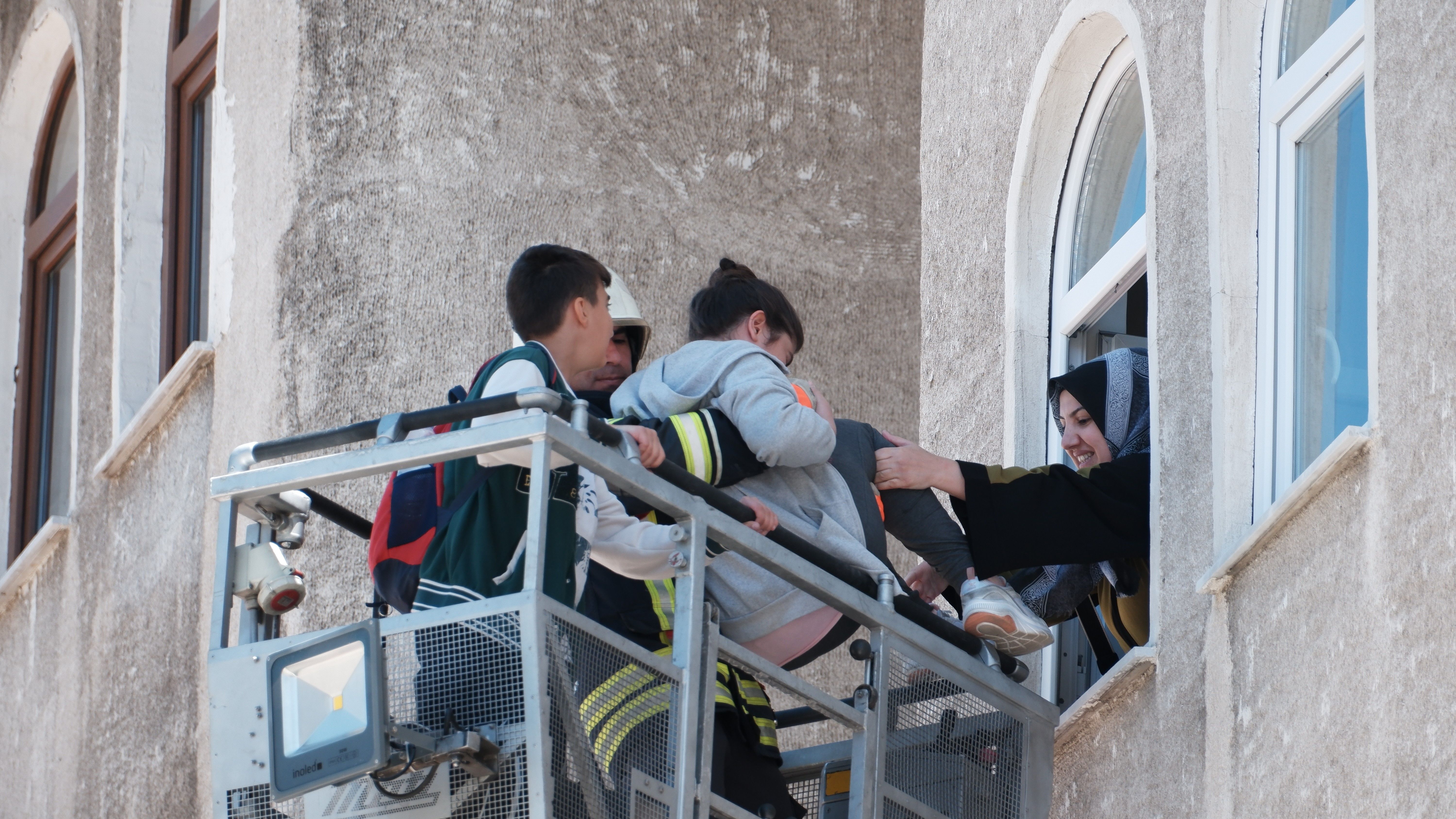 Erzurum'da korku dolu anlar! 5 katlı binanın merdiveni çöktü, ekipler mahsur kalanlar için harekete geçti Erzurum'da korku dolu anlar! 5 katlı binanın merdiveni çöktü, ekipler mahsur kalanlar için harekete geçti - 2. Resim