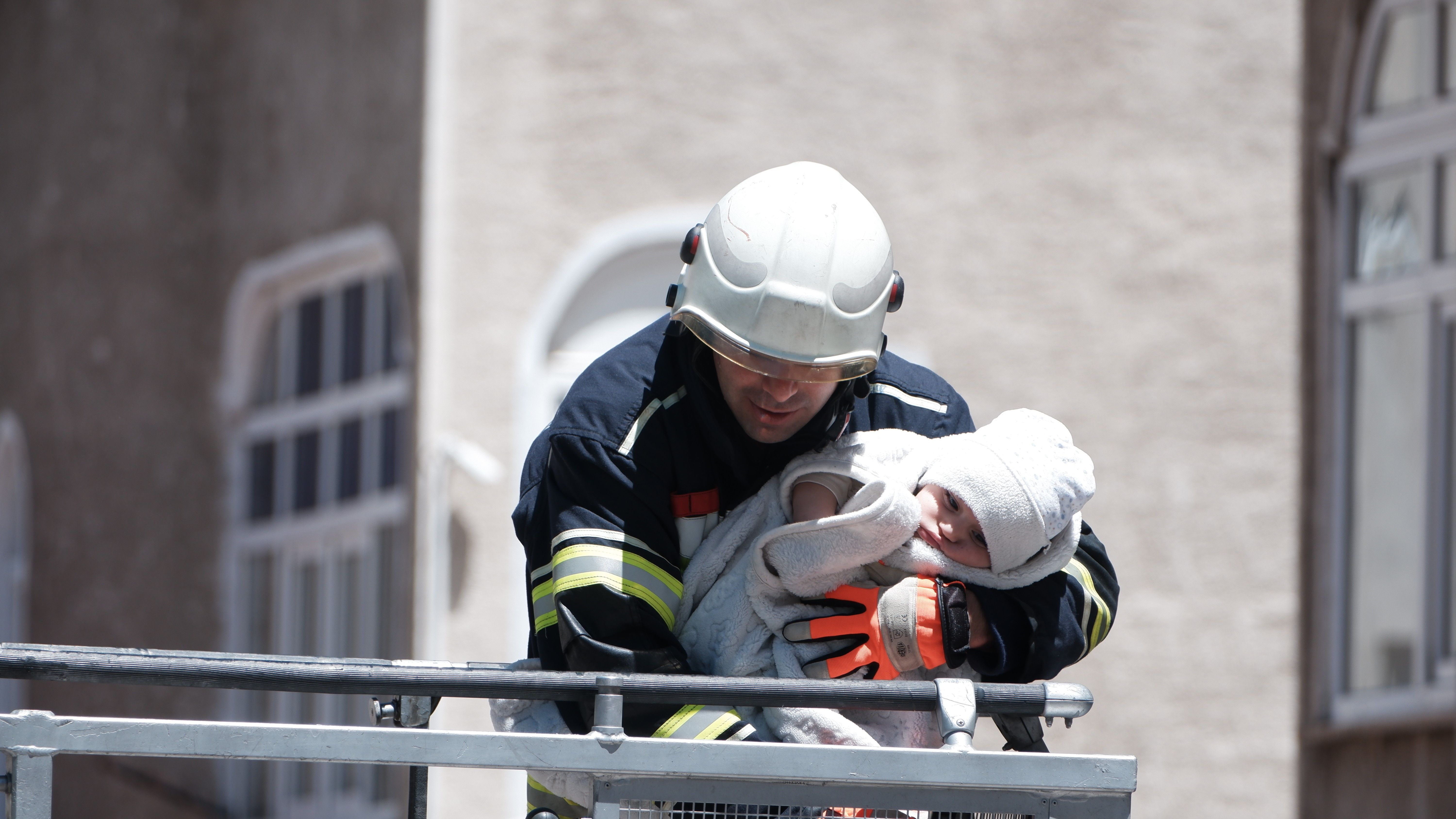 Erzurum'da korku dolu anlar! 5 katlı binanın merdiveni çöktü, ekipler mahsur kalanlar için harekete geçti Erzurum'da korku dolu anlar! 5 katlı binanın merdiveni çöktü, ekipler mahsur kalanlar için harekete geçti - 3. Resim