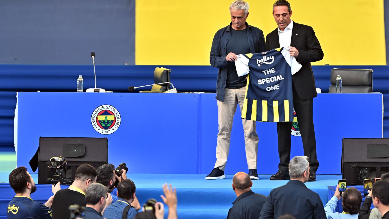 Fenerbahçe, Jose Mourinho için imza töreni düzenledi! 'Forma artık derimin bir parçası' - 1. Resim