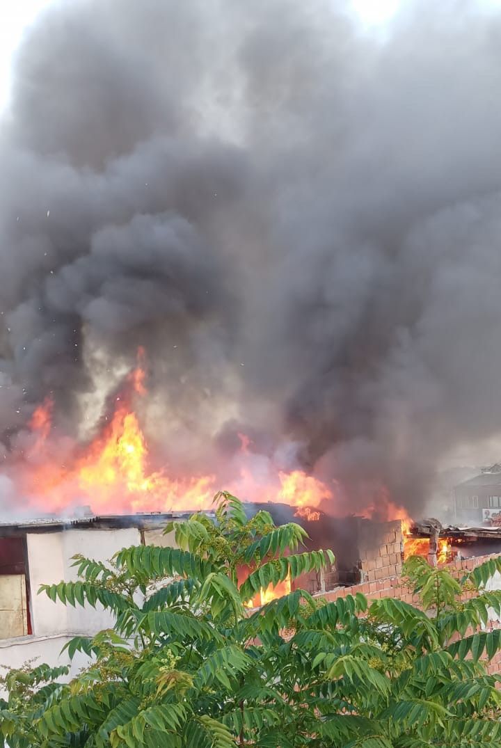 İstanbul'da korkutan yangın! Metruk binanın çatısı alev alev yandı İstanbul'da korkutan yangın! Metruk binanın çatısı alev alev yandı - 1. Resim