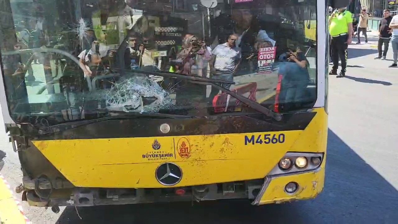 Küçükçekmece'de bir bina çöktü: 1 ölü, 8 yaralı... İşte çökme anı Küçükçekmece'de bir bina çöktü: 1 ölü, 8 yaralı... İşte çökme anı - 1. Resim