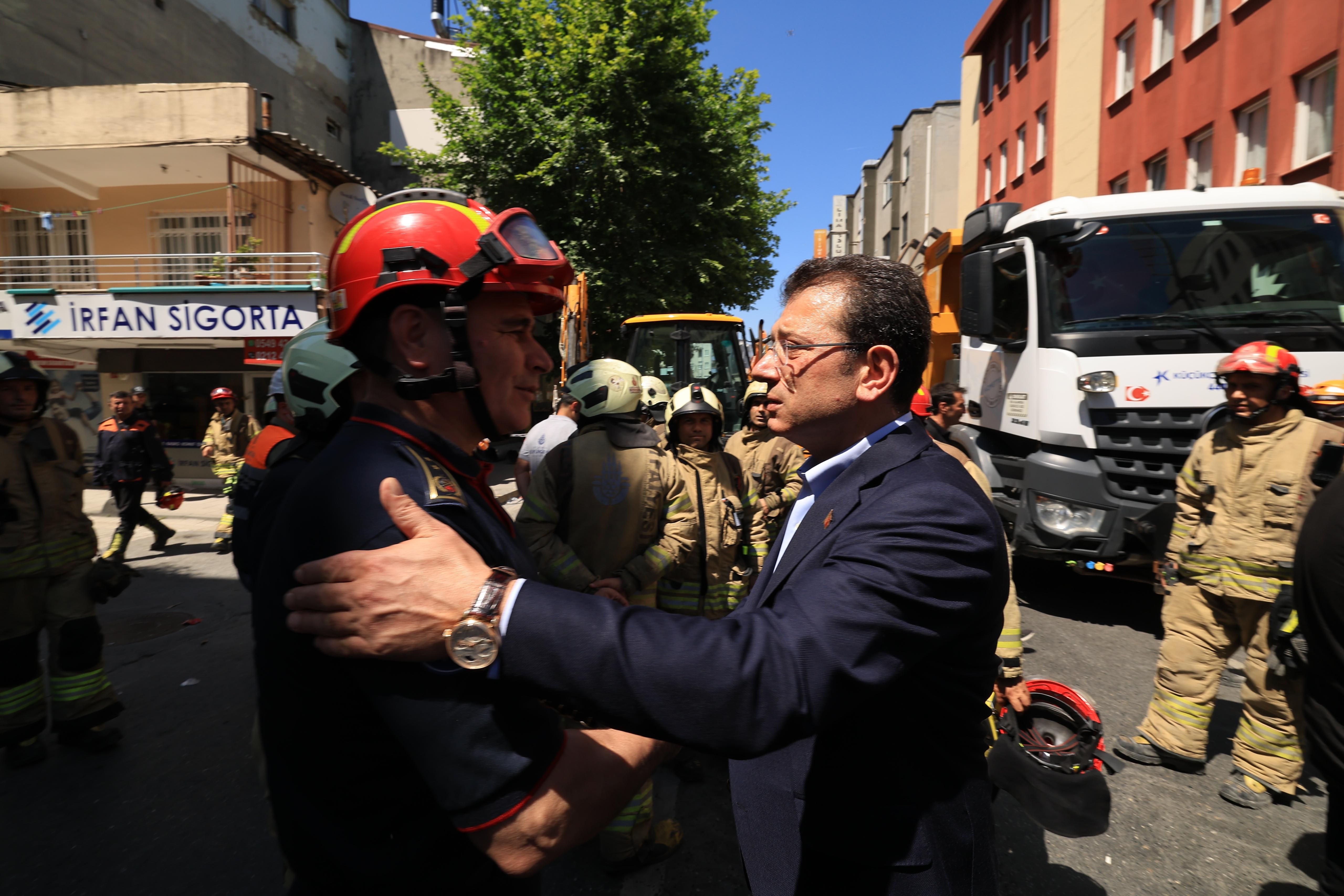 Küçükçekmece'de bir bina çöktü: 1 ölü, 8 yaralı... İşte çökme anı Küçükçekmece'de bir bina çöktü: 1 ölü, 8 yaralı... İşte çökme anı - 1. Resim