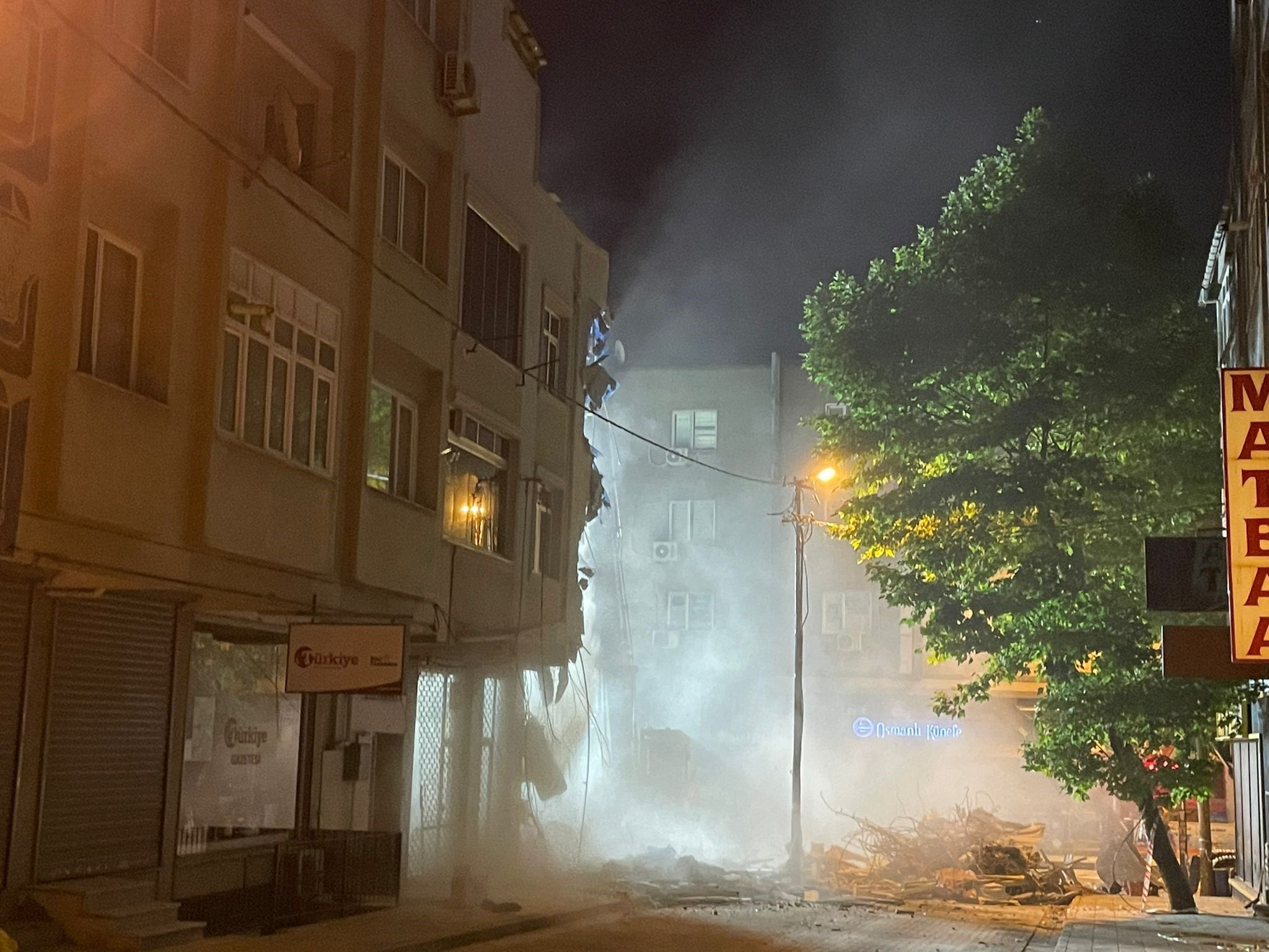 Küçükçekmece'de bir bina çöktü: 1 ölü, 8 yaralı... İşte çökme anı Küçükçekmece'de bir bina çöktü: 1 ölü, 8 yaralı... İşte çökme anı - 1. Resim