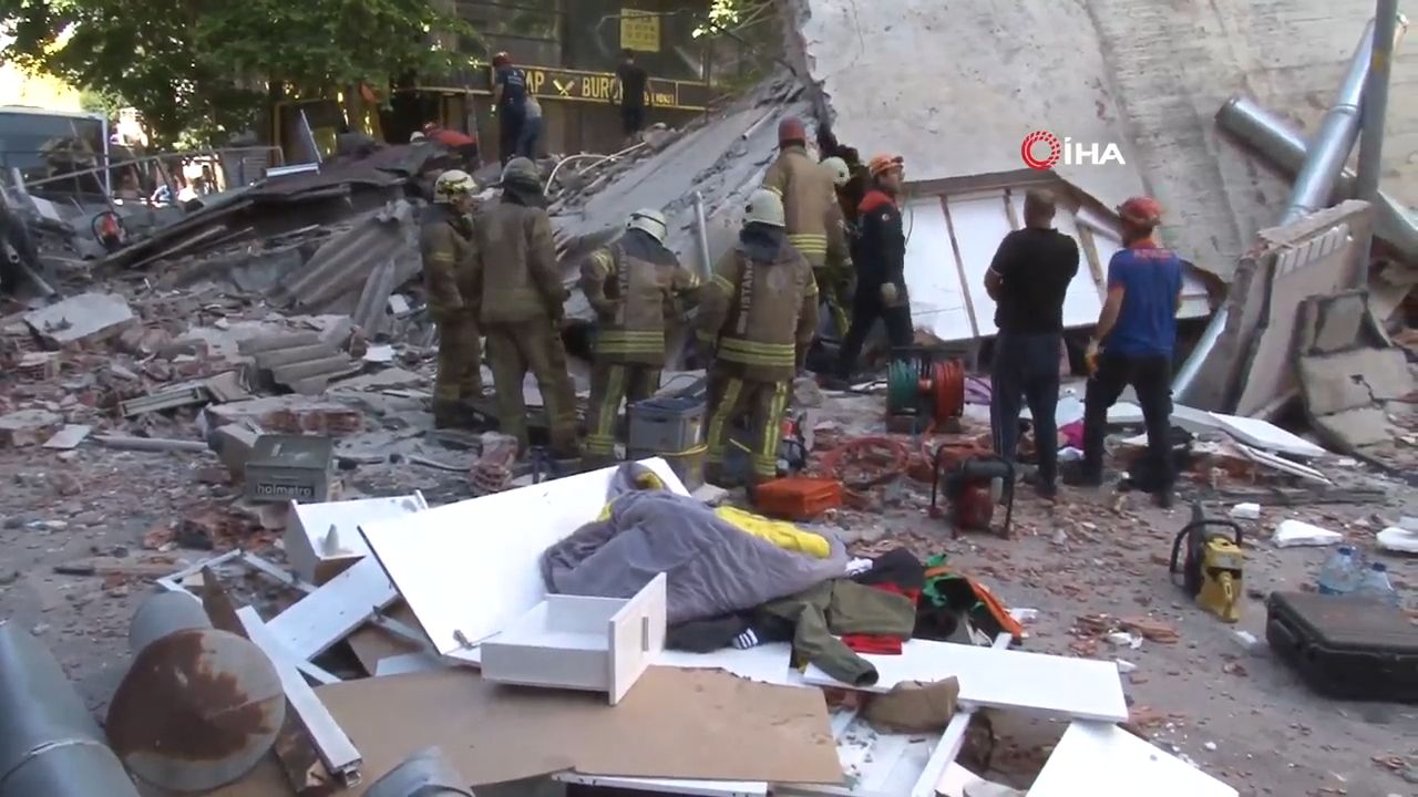 Küçükçekmece'de bir bina çöktü: 1 ölü, 8 yaralı... İşte çökme anı Küçükçekmece'de bir bina çöktü: Enkaz altında kalanlar var - 5. Resim