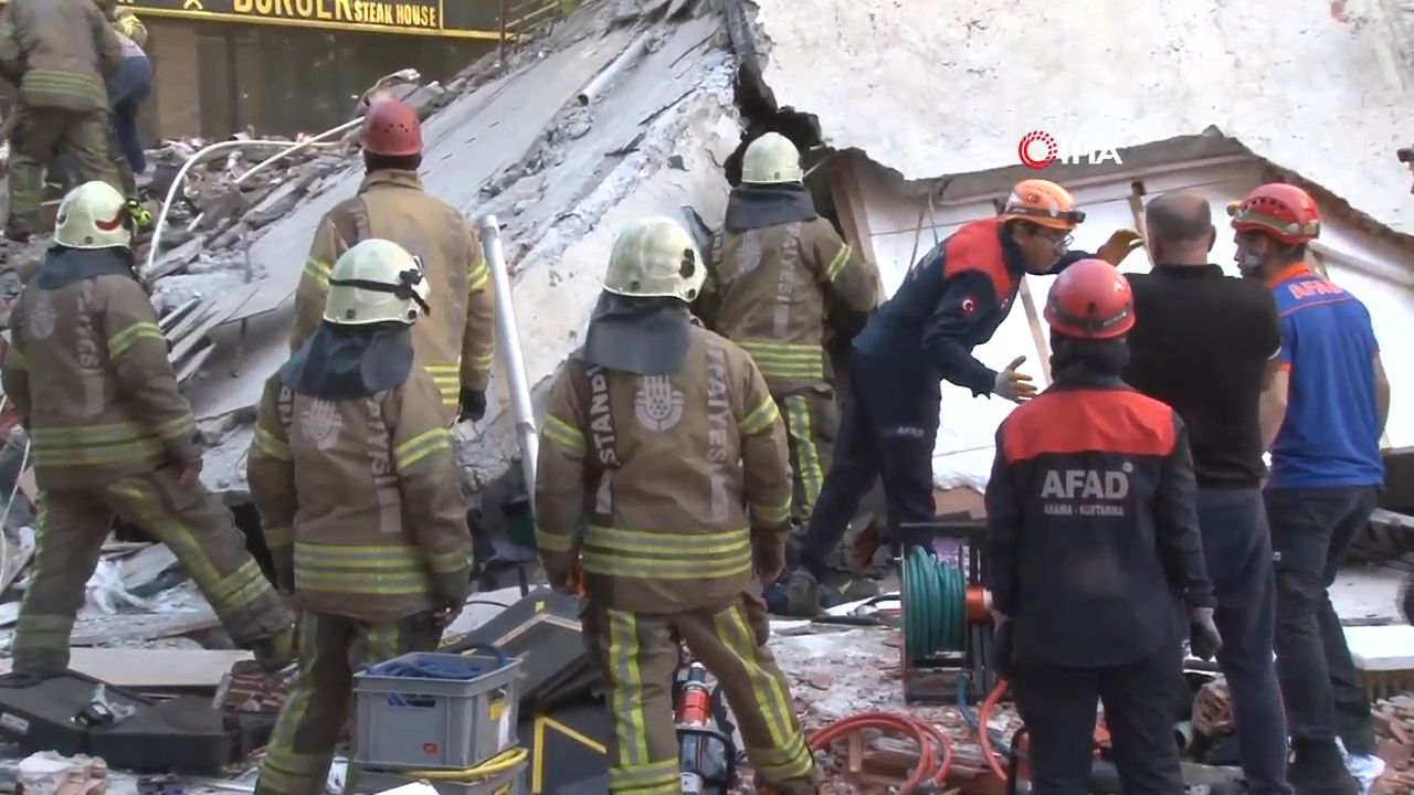 Küçükçekmece'de bir bina çöktü: 1 ölü, 8 yaralı... İşte çökme anı Küçükçekmece'de bir bina çöktü: Enkaz altında kalanlar var - 3. Resim