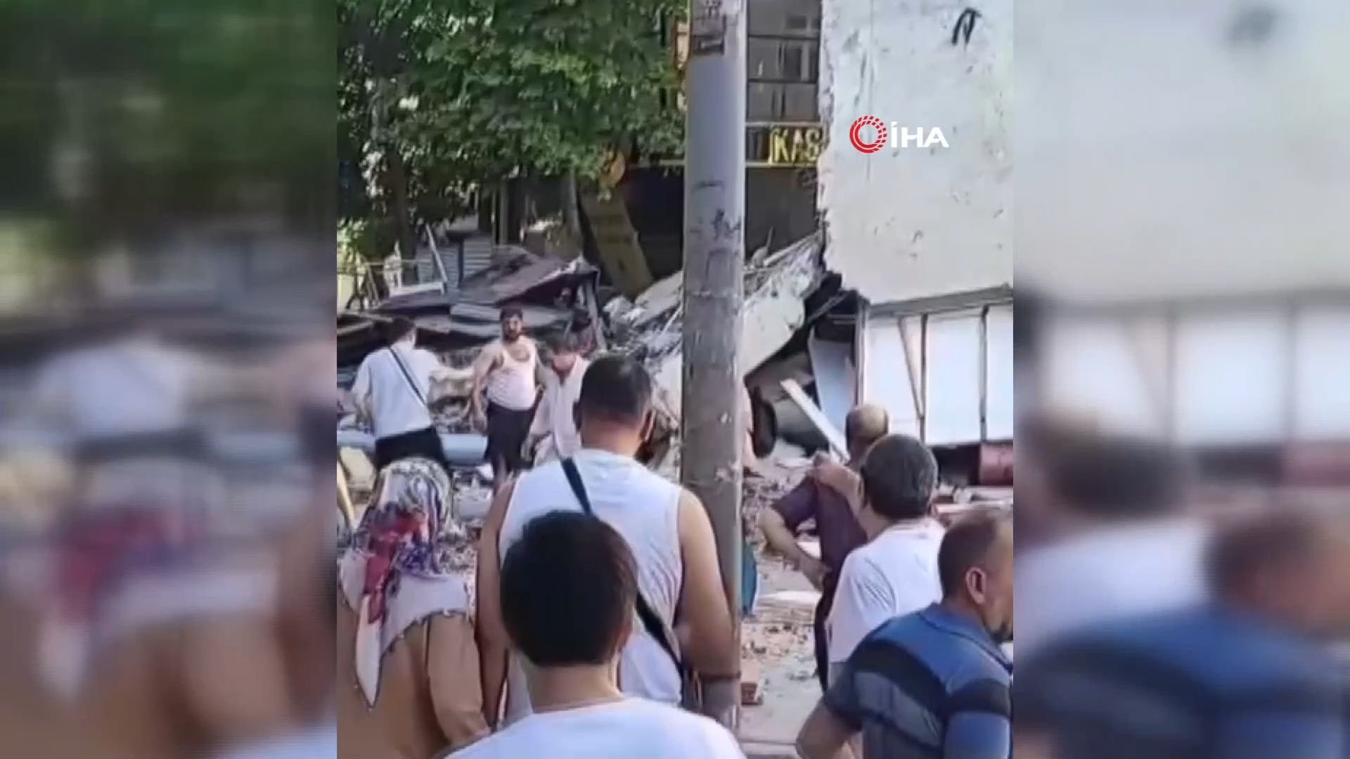 Küçükçekmece'de bir bina çöktü: 1 ölü, 8 yaralı... İşte çökme anı Küçükçekmece'de bir bina çöktü: Enkaz altında kalanlar var - 4. Resim