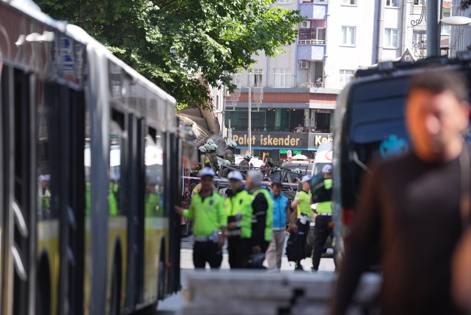Küçükçekmece'de bir bina çöktü: 1 ölü, 8 yaralı... İşte çökme anı Küçükçekmece'de bir bina çöktü: Enkaz altında kalanlar var - 1. Resim