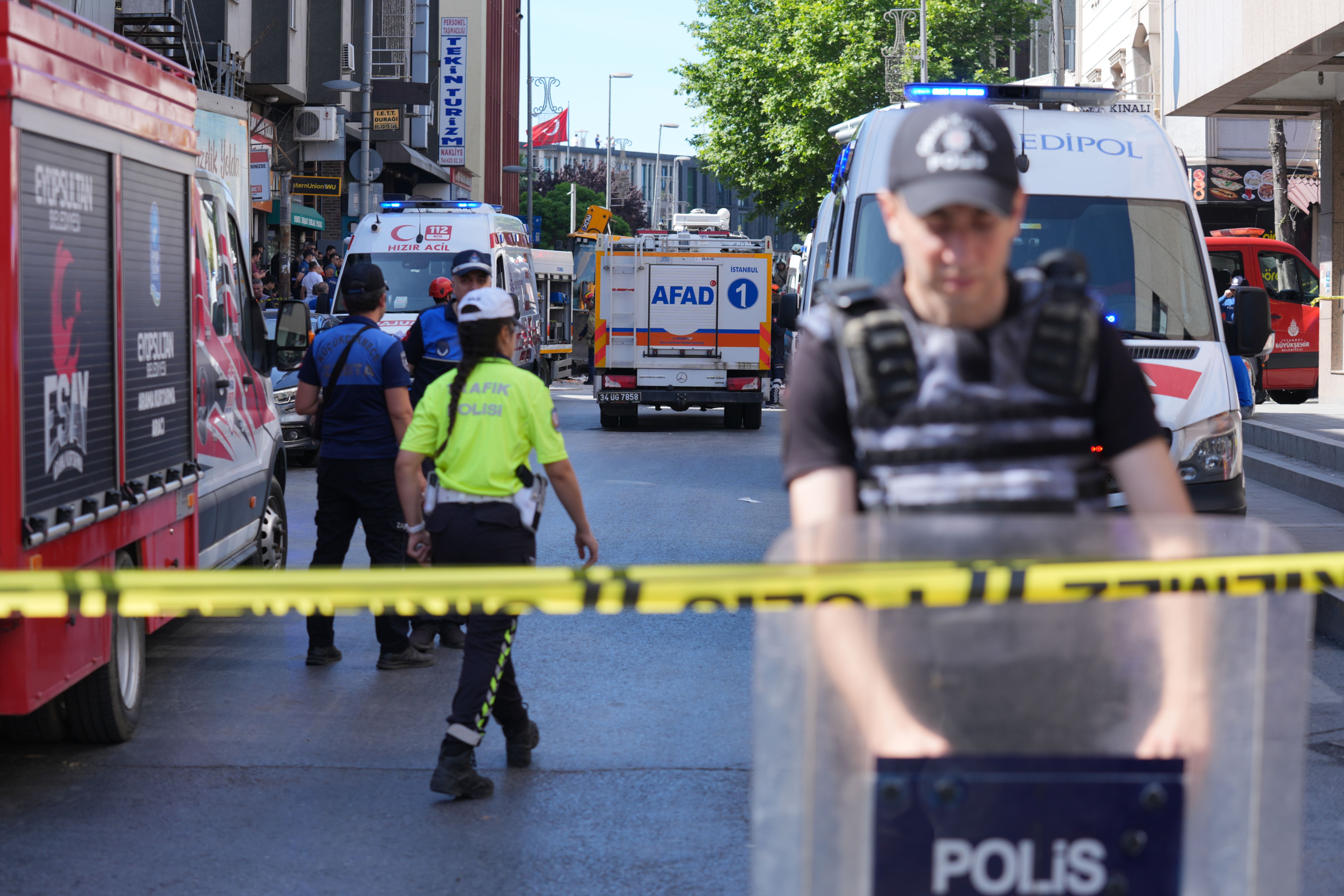 Küçükçekmece'de bir bina çöktü: 1 ölü, 8 yaralı... İşte çökme anı Küçükçekmece'de bir bina çöktü: Enkaz altında kalanlar var - 2. Resim