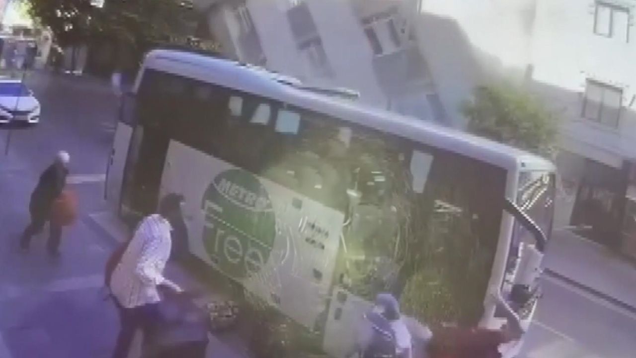 Küçükçekmece'de bir bina çöktü: 1 ölü, 8 yaralı... İşte çökme anı Küçükçekmece'de bir bina çöktü: Enkaz altında kalanlar var - 1. Resim