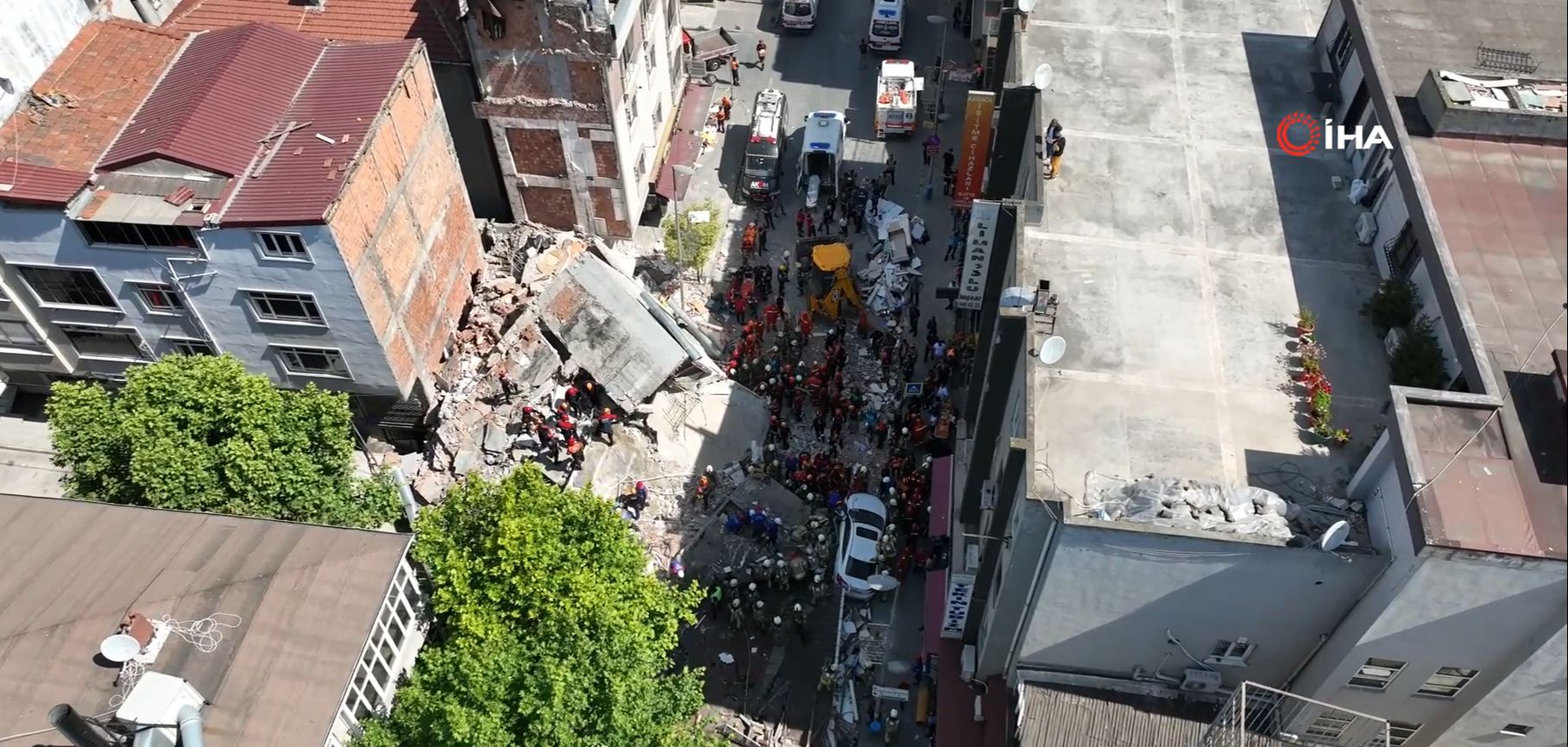 Küçükçekmece'de bir bina çöktü: 1 ölü, 8 yaralı... İşte çökme anı Küçükçekmece'de bir bina çöktü: Enkaz altında kalanlar var... İşte çökme anı - 1. Resim