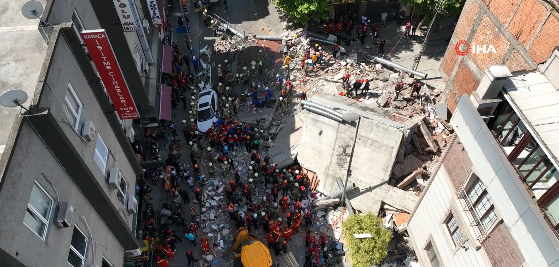 Küçükçekmece'de bir bina çöktü: 1 ölü, 8 yaralı... İşte çökme anı Küçükçekmece'de bir bina çöktü: Enkaz altında kalanlar var... İşte çökme anı - 2. Resim