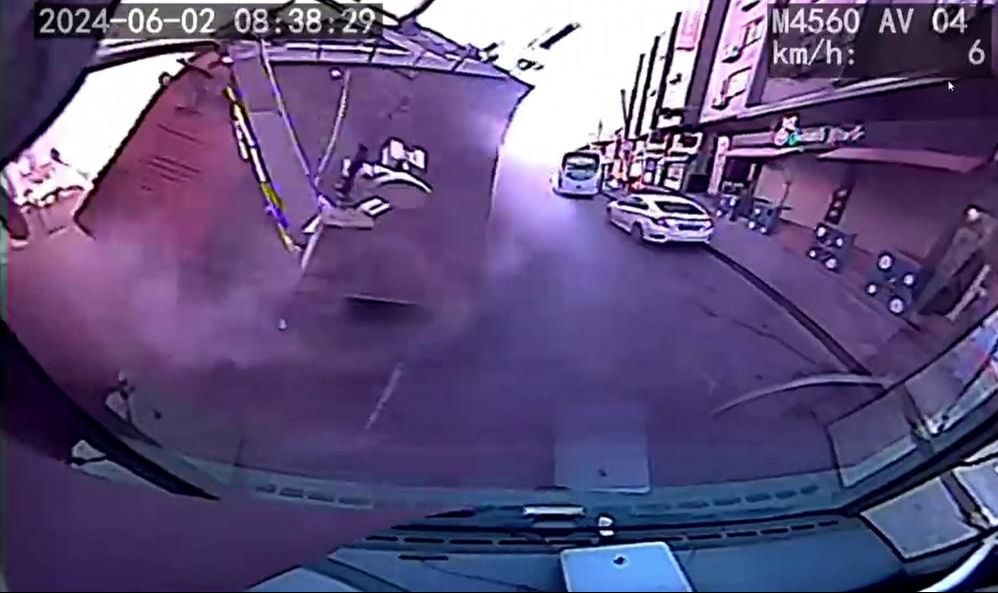 Küçükçekmece'deki binanın çökme anı İETT otobüsünün iç kamerasıyla görüntülendi Küçükçekmece'deki binanın çökme anı İETT otobüsünün iç kamerasıyla görüntülendi - 2. Resim