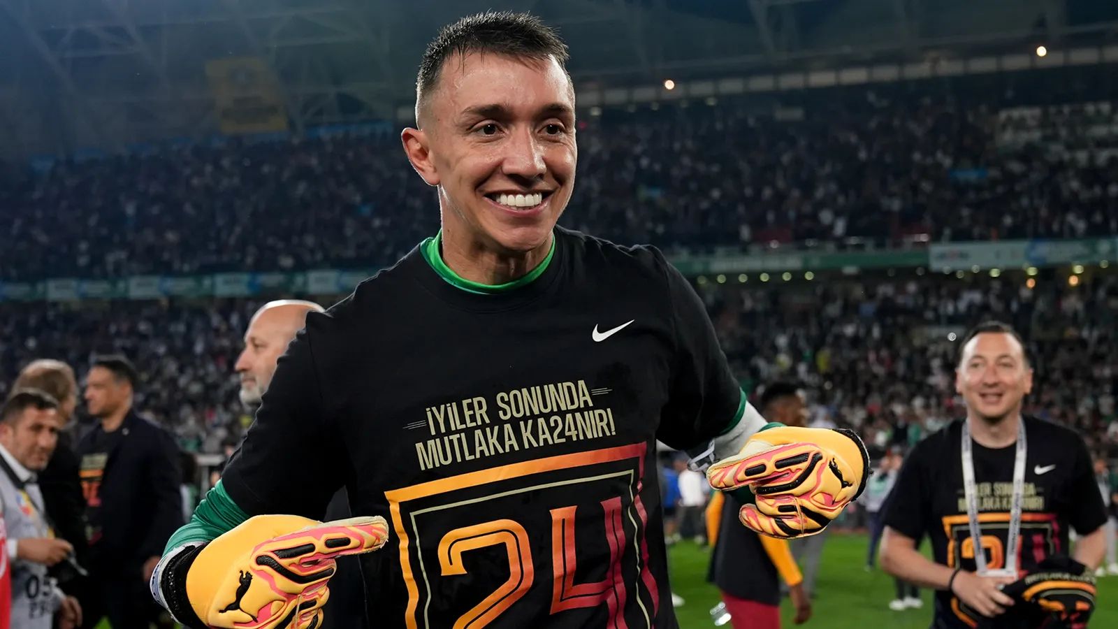 Muslera tarihi rekorun peşinde! Bülent Korkmaz'ı geçmek için düğmeye bastı Muslera tarihi rekorun peşinde! Bülent Korkmaz'ı geçmek için düğmeye bastı - 1. Resim