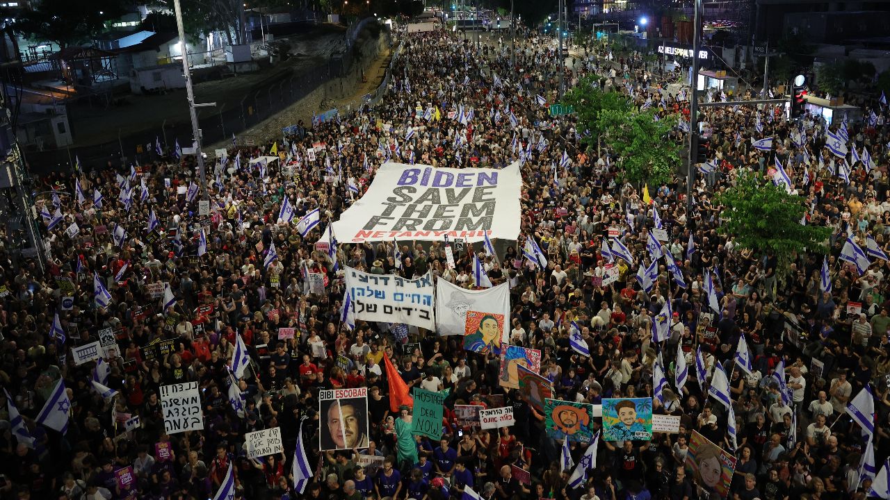 Tel Aviv'de Netanyahu'ya karşı tarihi protesto! 120 bin kişi meydanlara akın etti - Dünya
