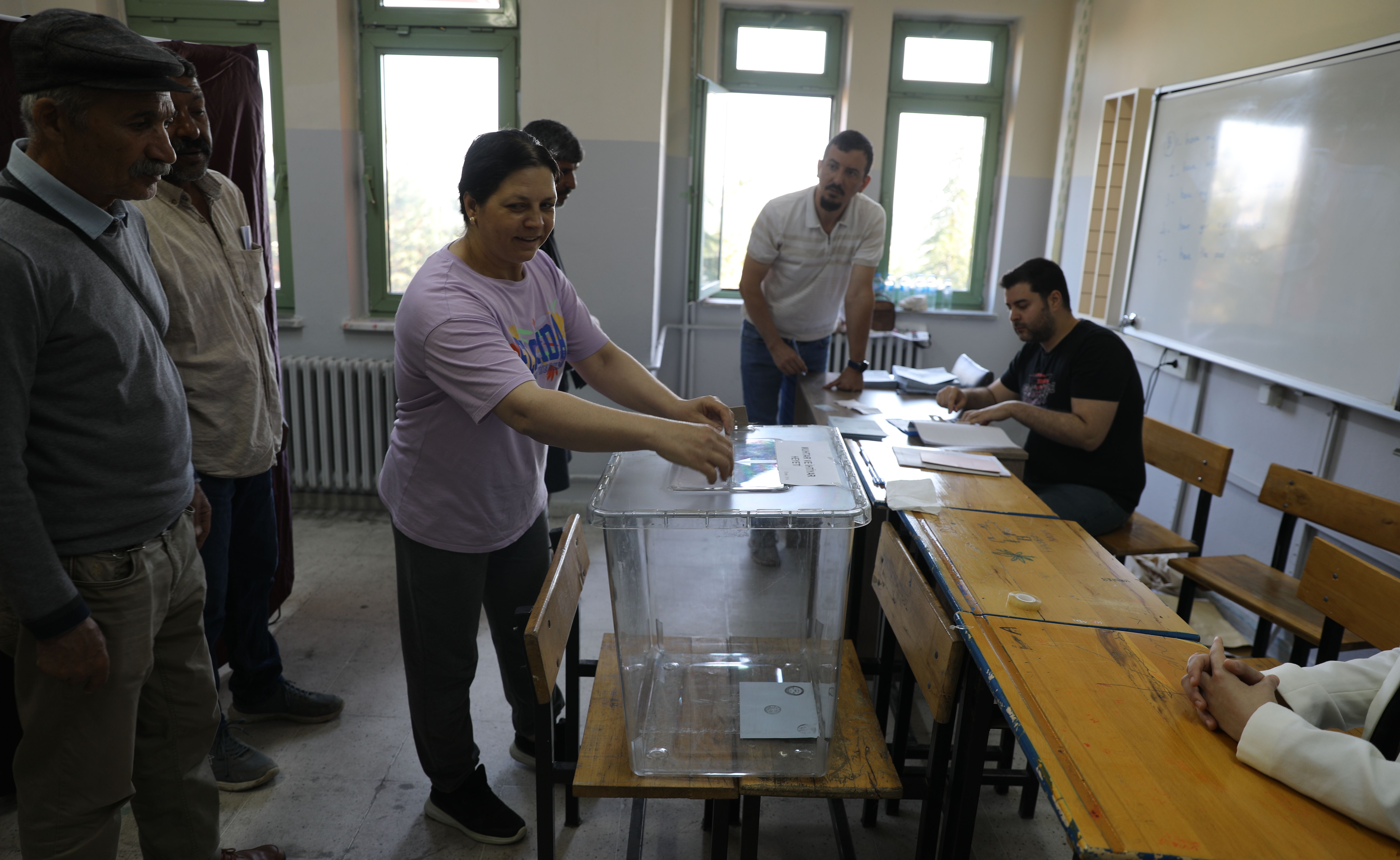 Temizlik görevlisinin hatası bir mahalleyi etkiledi! Yeniden sandığa gittiler - 1. Resim