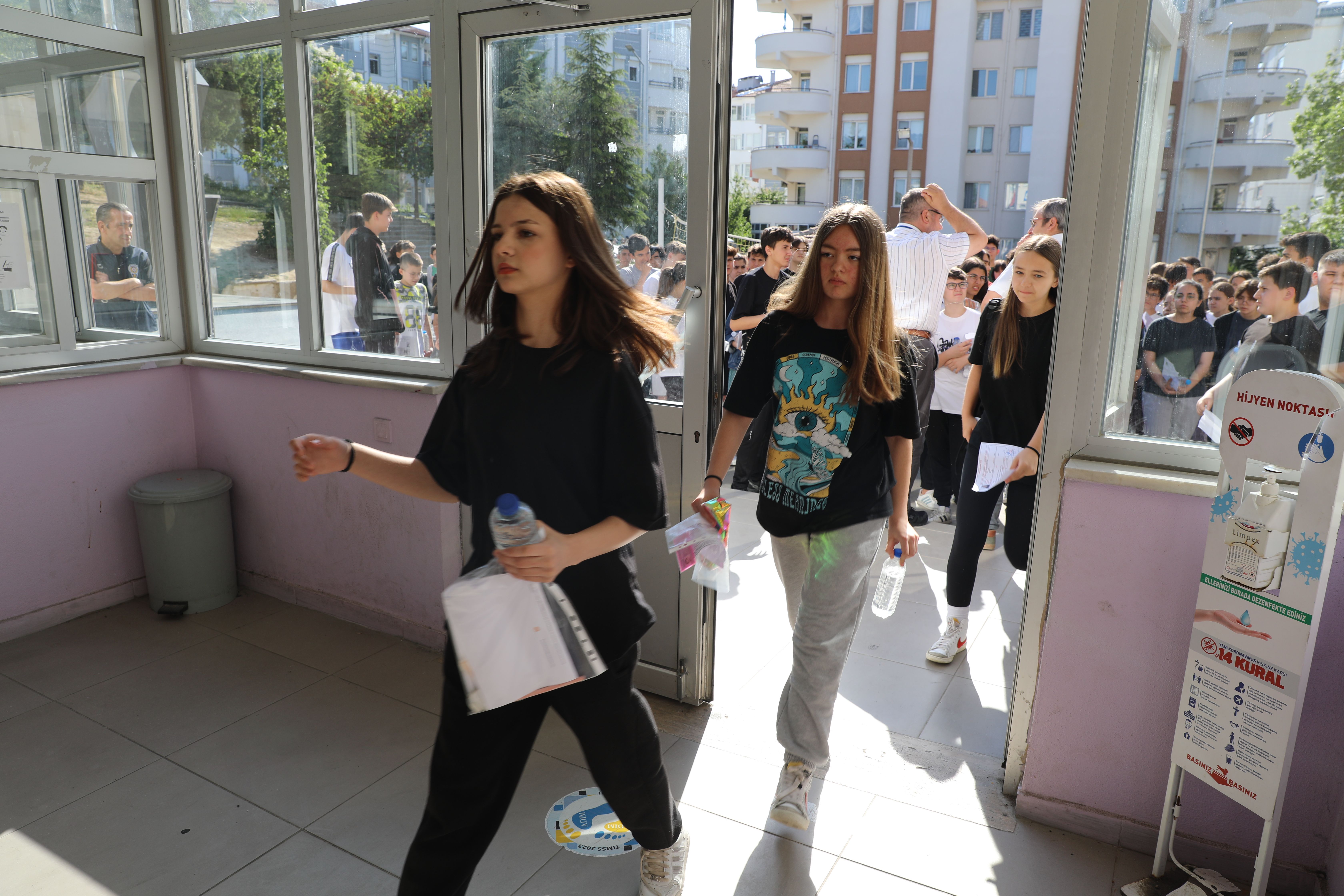 Türkiye'de LGS heyecanı! 1 milyondan fazla öğrenci aylarca hazırlandı - 1. Resim