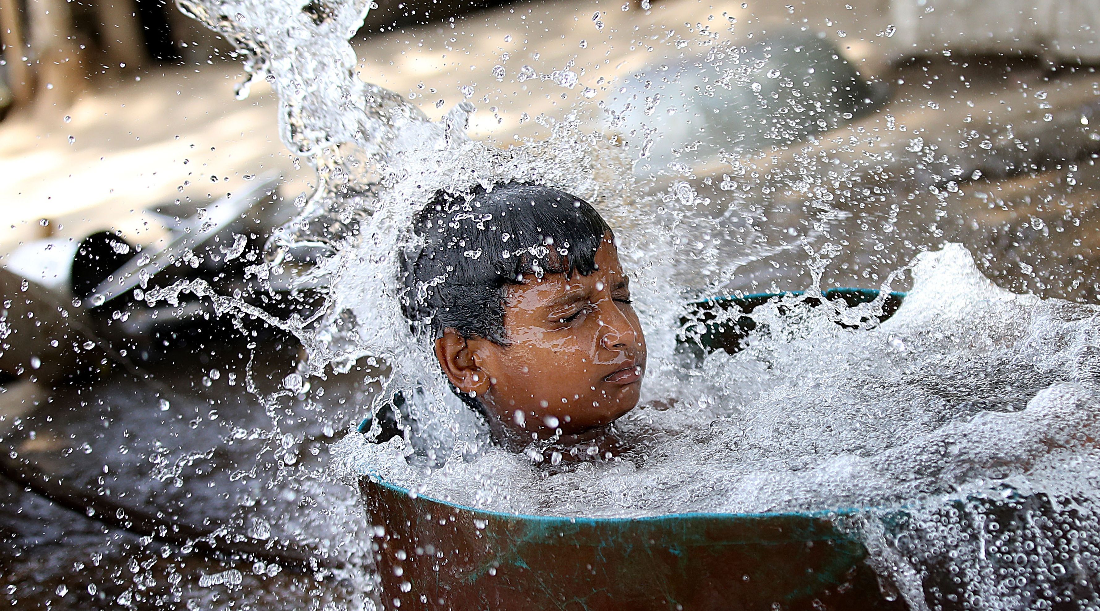 Ülkeyi aşırı sıcaklar vurdu, 33 seçim görevlisi hayatını kaybetti Ülkeyi aşırı sıcaklar vurdu, 33 seçim görevlisi hayatını kaybetti - 1. Resim