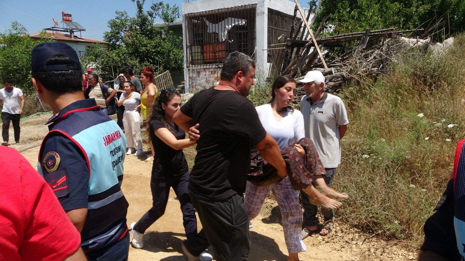 Ağılı yanan kadın 'Bizi istemiyorlar' deyip sinir krizi geçirdi Ağılı yanana kadın 'Bizi istemiyorlar' deyip sinir krizi geçirdi - 2. Resim