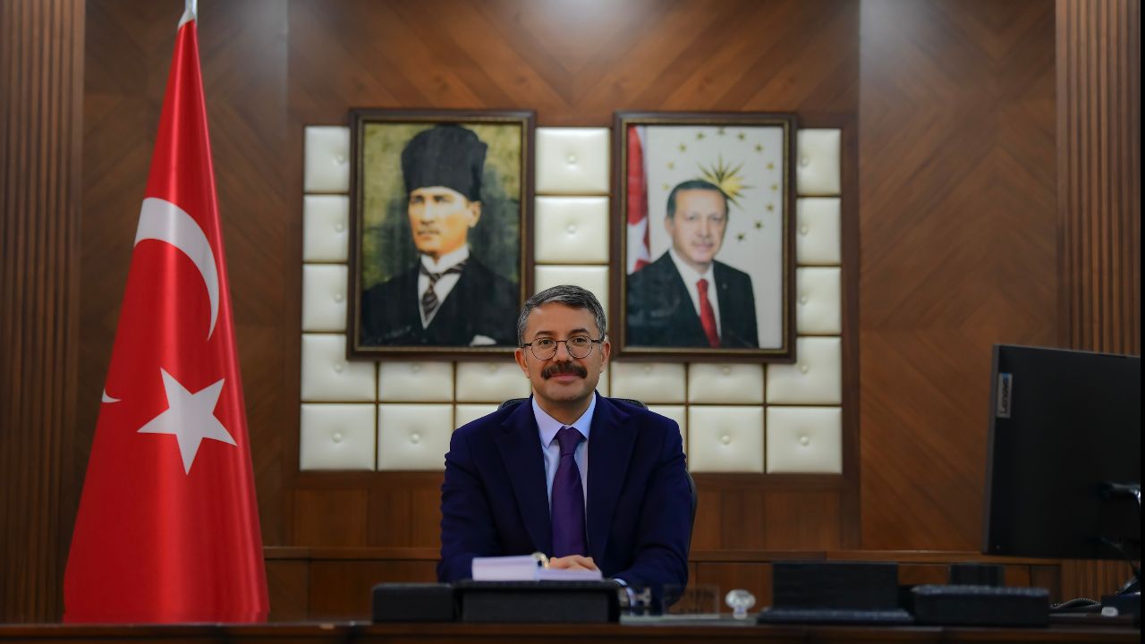 Göz altına alınan Hakkari Belediye Başkanı yerine atanan Hakkari Valisi Ali Çelik&#039;in hayatı ve kariyeri