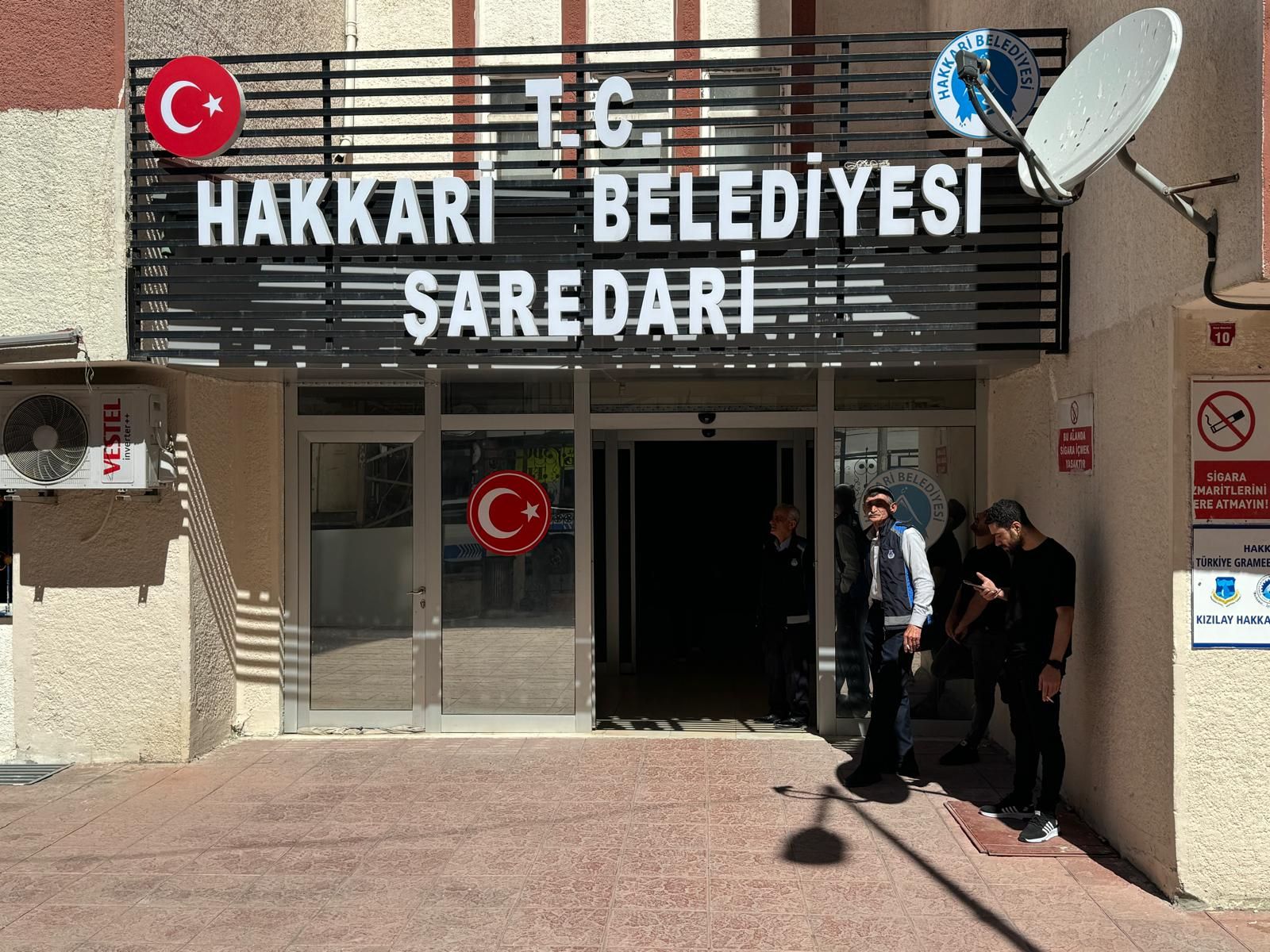 DEM'li belediye başkanı Mehmet Sıddık Akış gözaltına alındı! İçişlerinden açıklama: Suçu; PKK adına esnafı tehdit etmek Hakkari Belediyesi'ne operasyon! DEM'li belediye başkanı gözaltına alındı! - 1. Resim