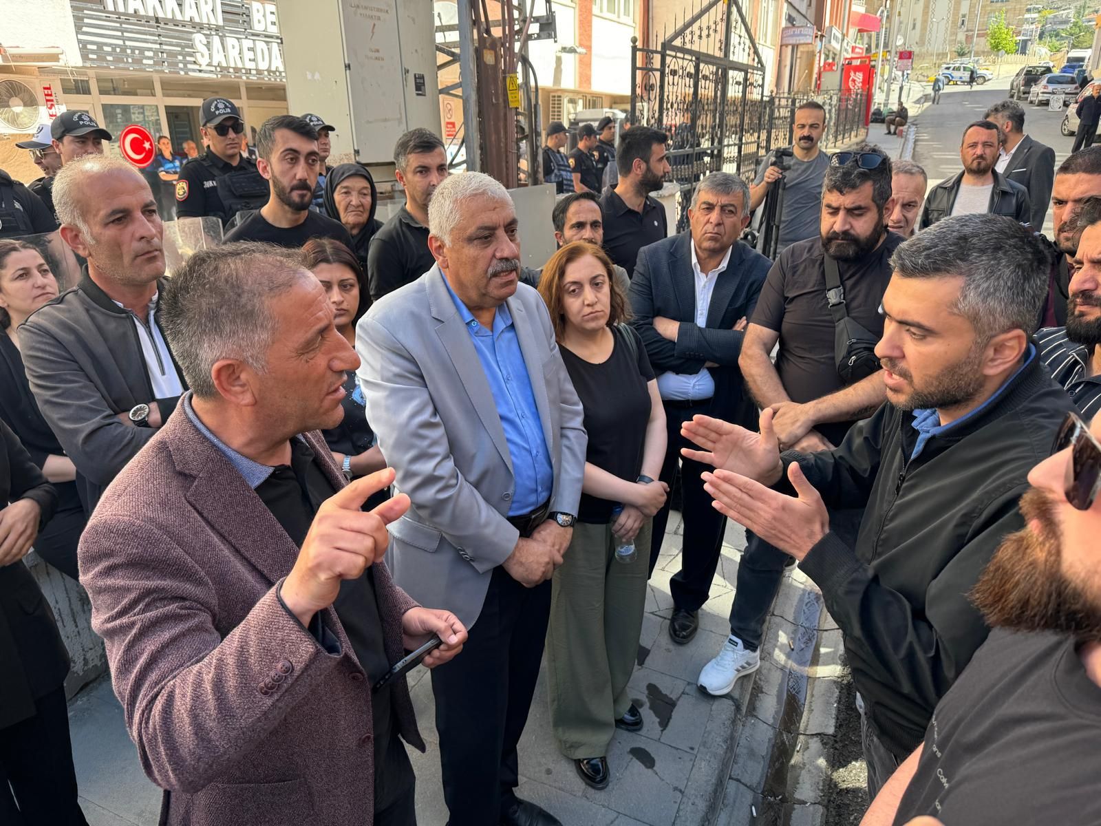 DEM'li belediye başkanı Mehmet Sıddık Akış gözaltına alındı! İçişlerinden açıklama: Suçu; PKK adına esnafı tehdit etmek Hakkari Belediyesi'ne operasyon! DEM'li belediye başkanı gözaltına alındı! - 2. Resim