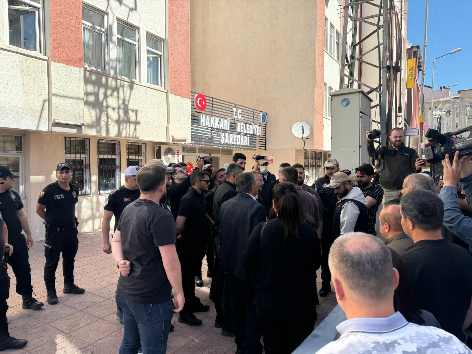 DEM'li belediye başkanı Mehmet Sıddık Akış gözaltına alındı! İçişlerinden açıklama: Suçu; PKK adına esnafı tehdit etmek Hakkari Belediyesi'ne operasyon! DEM'li belediye başkanı gözaltına alındı! - 3. Resim