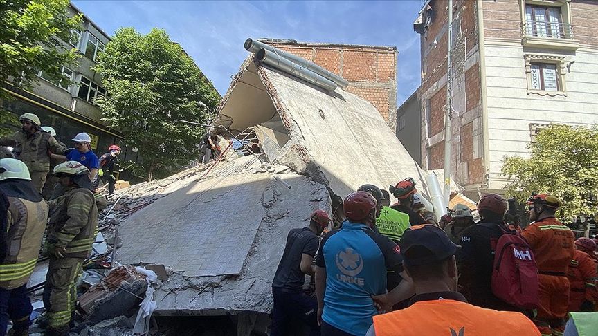 Küçükçekmece'de çöken binanın sahibi tutuklandı Küçükçekmece'de çöken binanın sahibi tutuklandı - 2. Resim