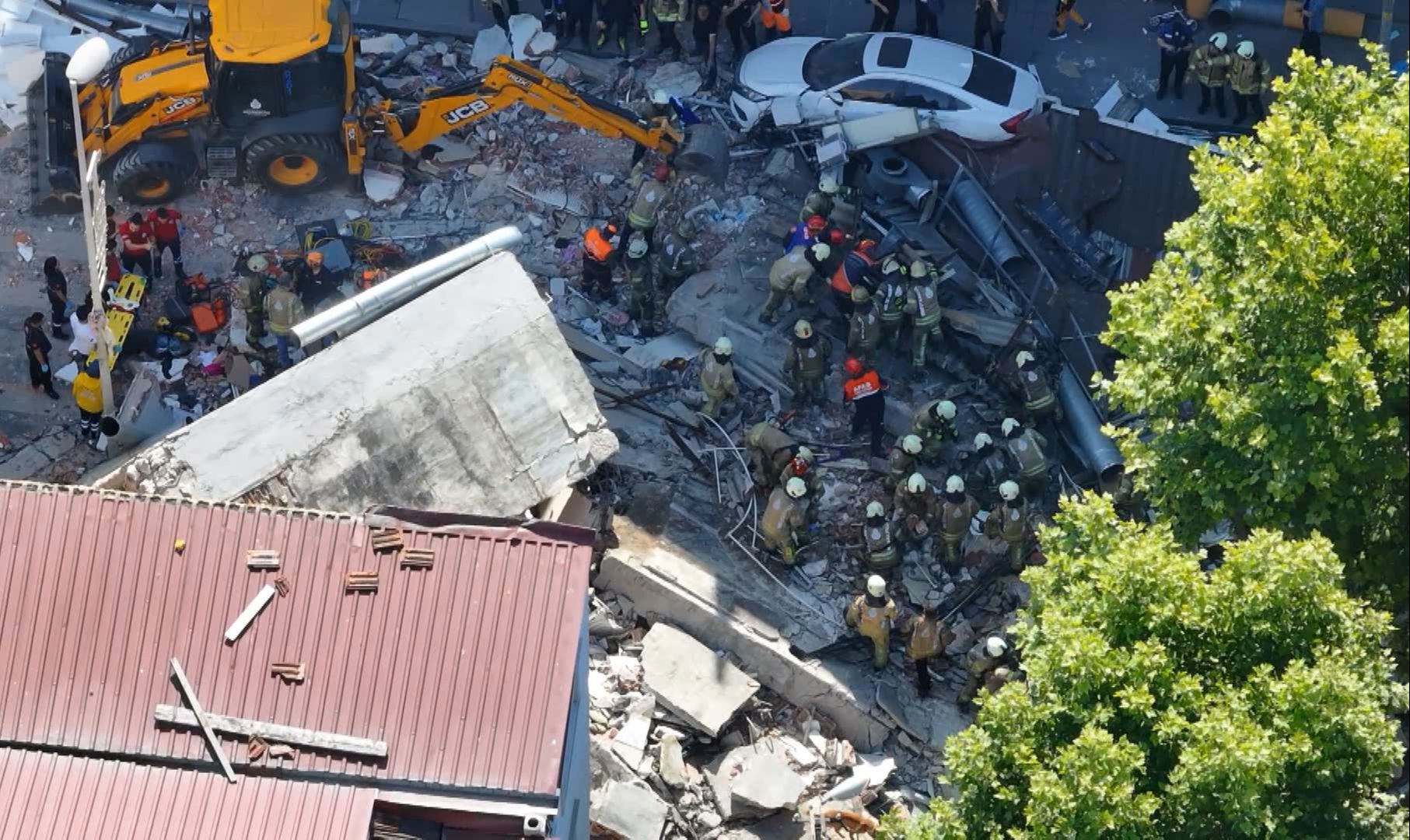 Küçükçekmece'de çöken binanın sahibi tutuklandı Küçükçekmece'de çöken binanın sahibi tutuklandı - 3. Resim