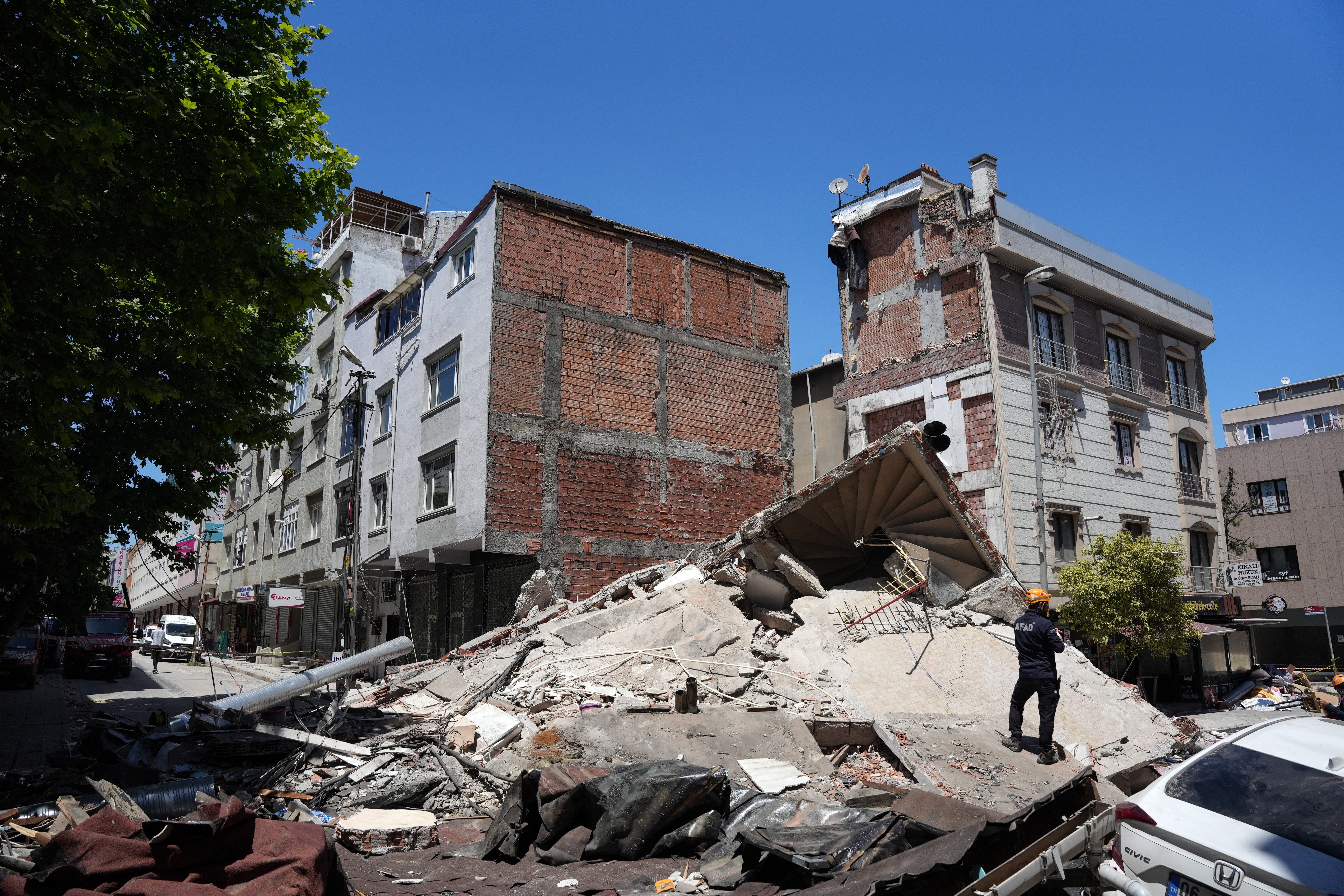 Küçükçekmece'deki bina yıkılsın diye yapılmış! - 3. Resim