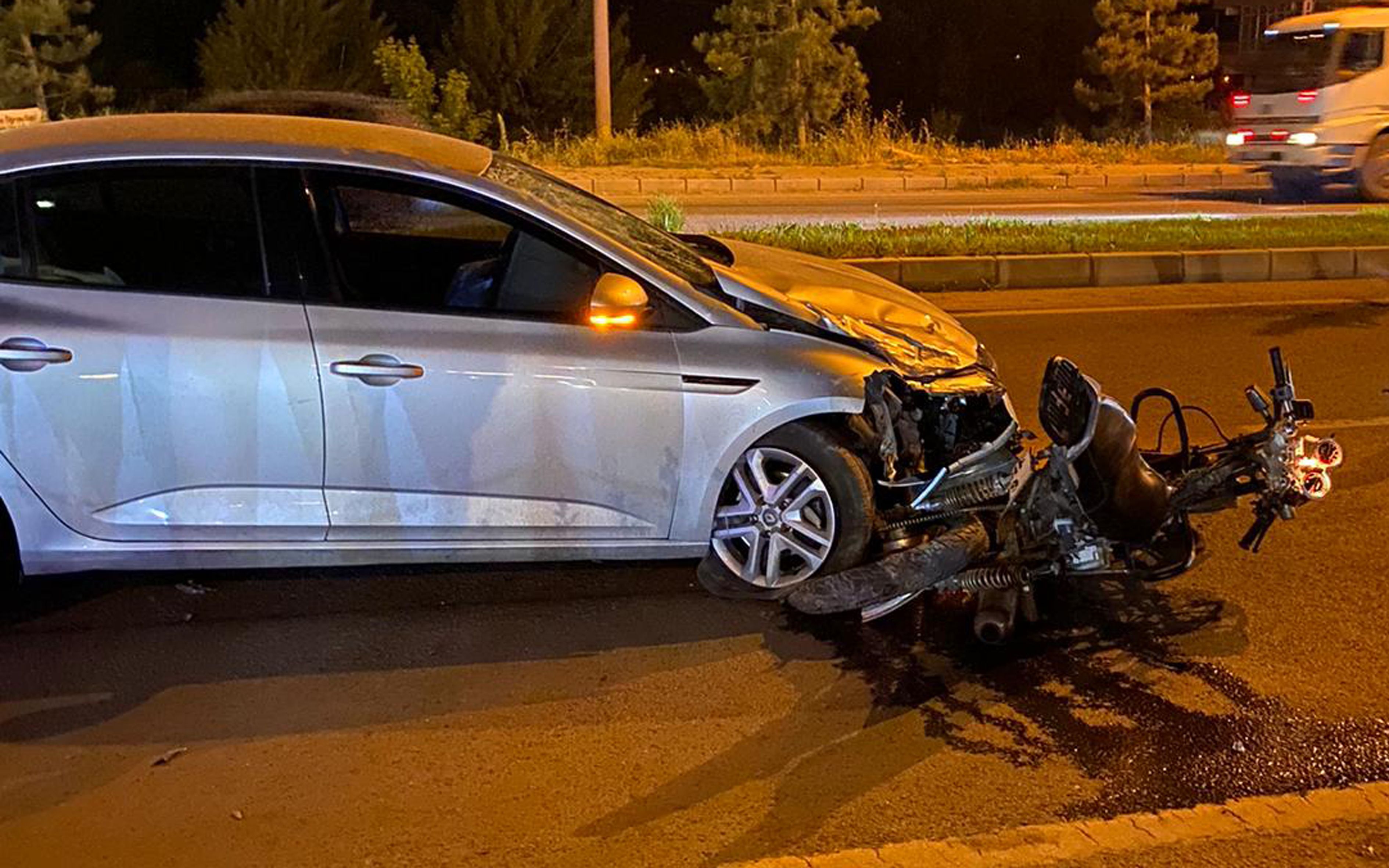 Kütahya'da feci kaza! Otomobil motosiklete çarptı, 2 kişi canından oldu - 2. Resim