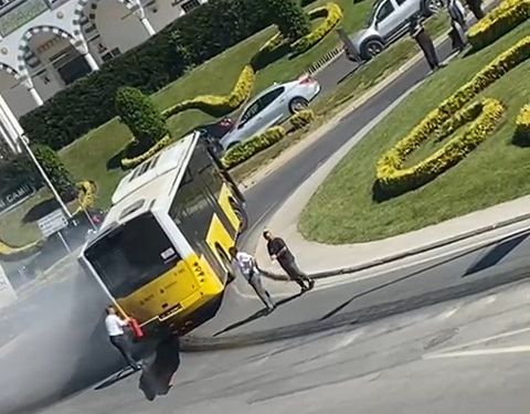 Maltepe'de İETT otobüsü yine yolda bıraktı! Bir anda motor kısmından dumanlar yükseldi Maltepe'de İETT otobüsü yine yolda bıraktı! Bir anda motor kısmından dumanlar yükseldi - 1. Resim