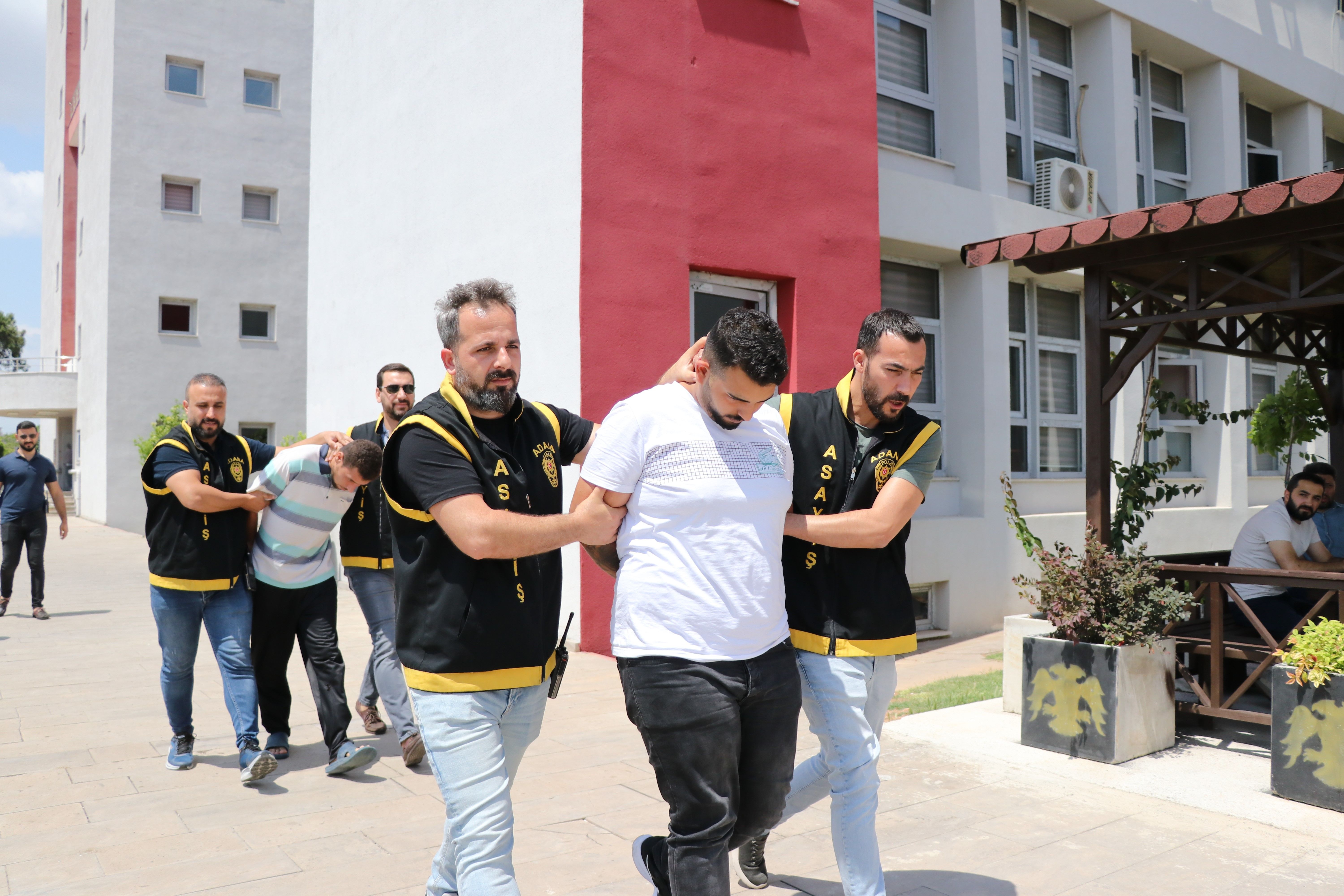 Öldürüp zeytin bahçesine attılar! Cinayetin sebebi: 3 bin 500 TL Öldürüp zeytin bahçesine attılar! Cinayetin sebebi: 3 bin 500 TL - 2. Resim