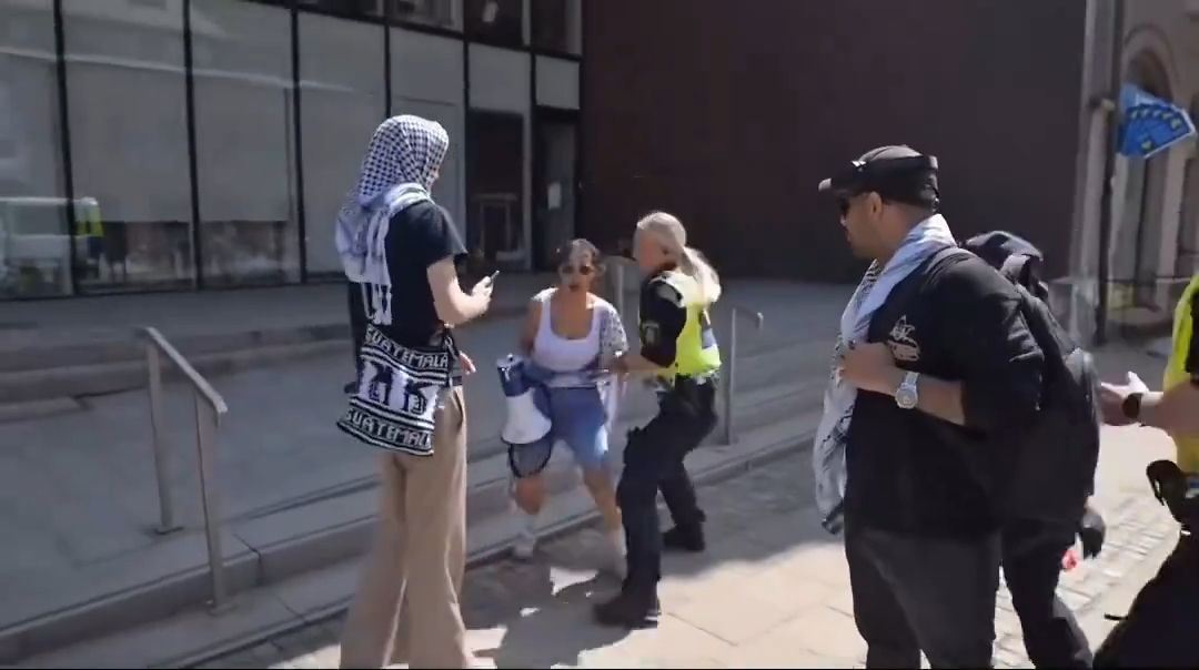PKK'lı ve FETÖ'cü teröristleri koruyan İsveç polisi İsrail'i protesto eden vatandaşını gözaltına aldı PKK'lı ve FETÖ'cü teröristleri koruyan İsveç polisi İsrail'i protesto eden vatandaşını gözaltına aldı - 1. Resim
