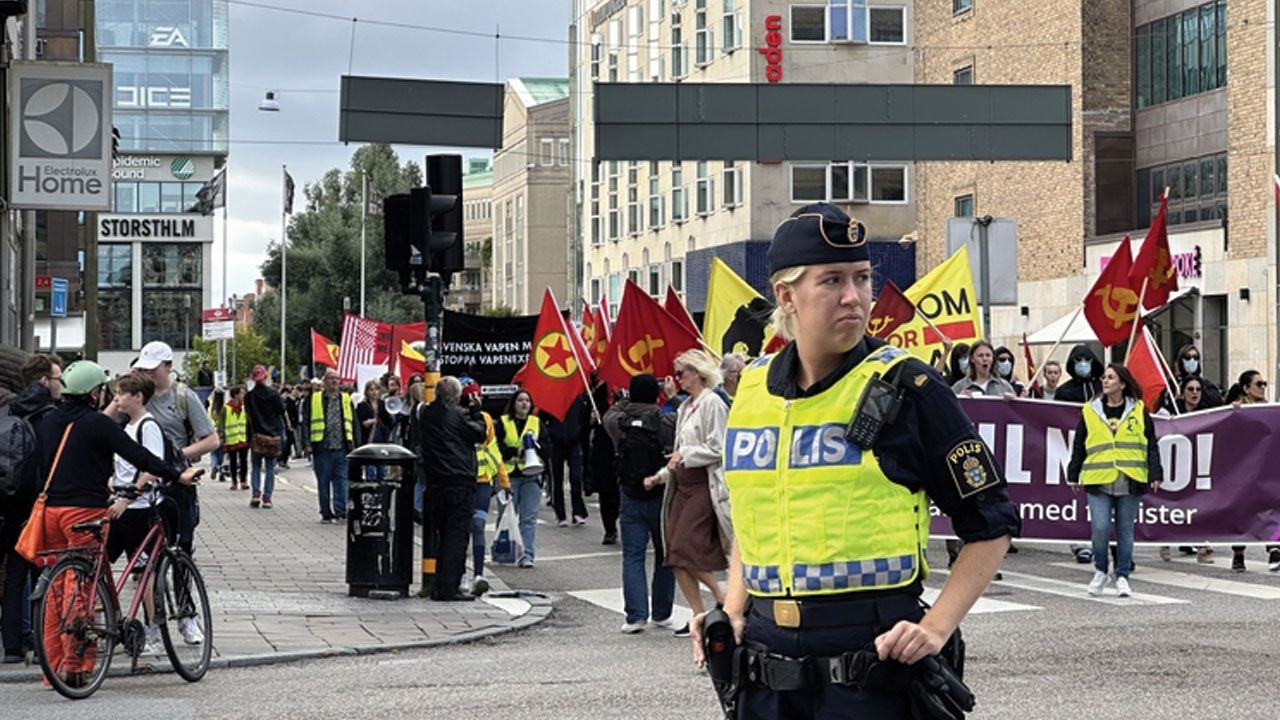 PKK'lı ve FETÖ'cü teröristleri koruyan İsveç polisi İsrail'i protesto eden vatandaşını gözaltına aldı PKK'lı ve FETÖ'cü teröristleri koruyan İsveç polisi İsrail'i protesto eden vatandaşını gözaltına aldı - 2. Resim
