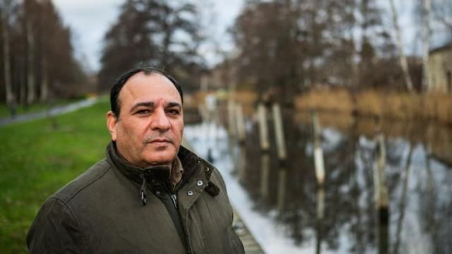 PKK'lı ve FETÖ'cü teröristleri koruyan İsveç polisi İsrail'i protesto eden vatandaşını gözaltına aldı PKK'lı ve FETÖ'cü teröristleri koruyan İsveç polisi İsrail'i protesto eden vatandaşını gözaltına aldı - 3. Resim