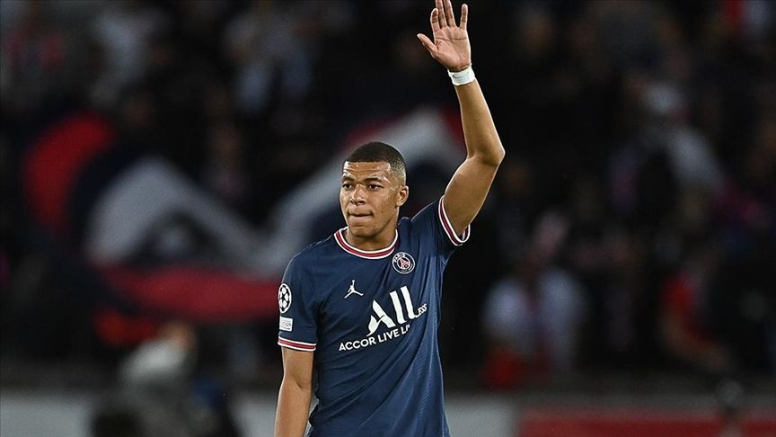 Real Madrid’e transfer olan Kylian Mbappé, santrafor mevkiinde oynuyor Real Madrid’e transfer olan Kylian Mbappé, santrafor mevkiinde oynuyor - 1. Resim