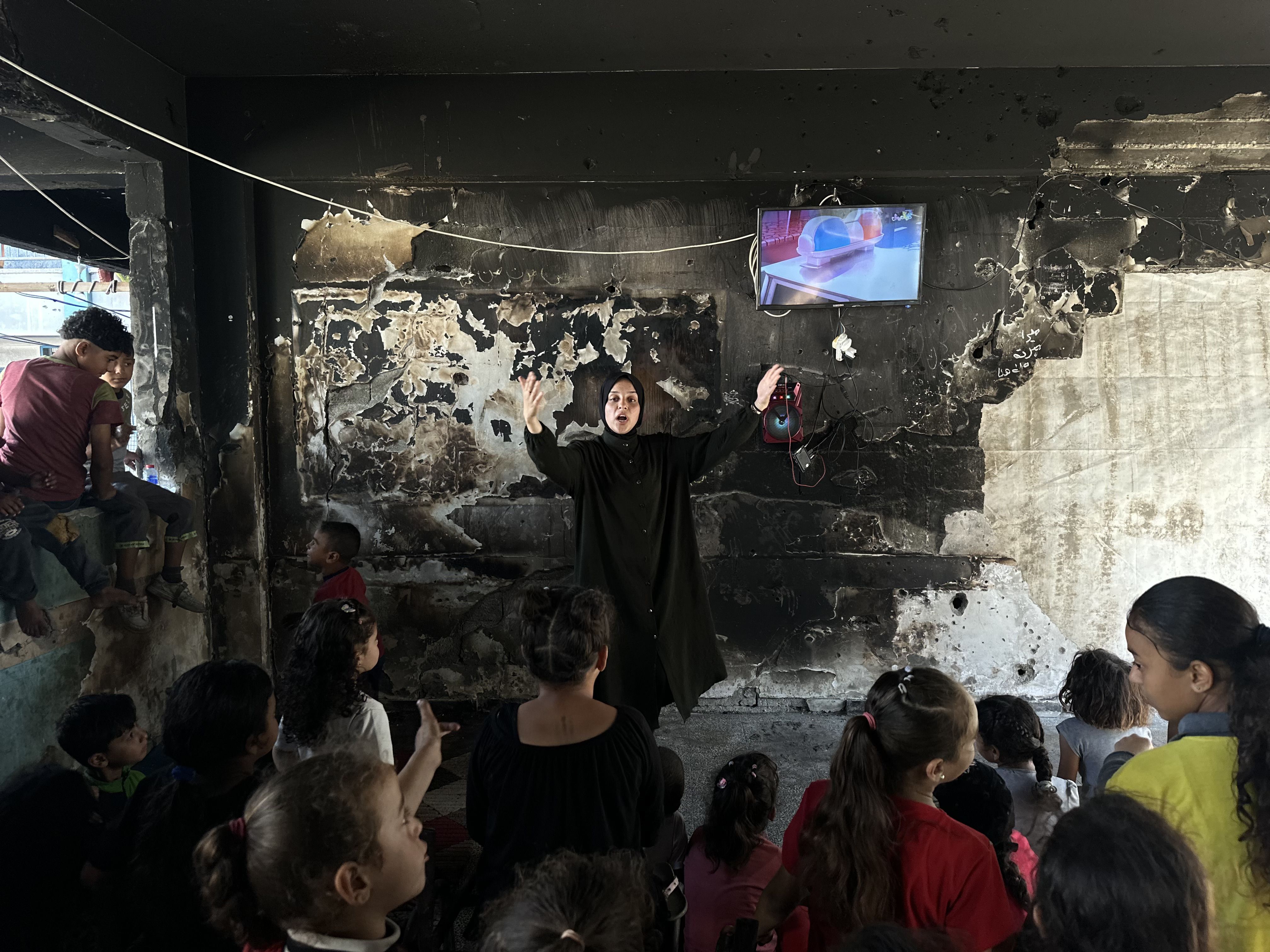 Savaşın ortasında kalpleri ısıtan görüntüler: Çocukların yüzü gülsün diye yıkık binaya televizyon kurdu - 1. Resim