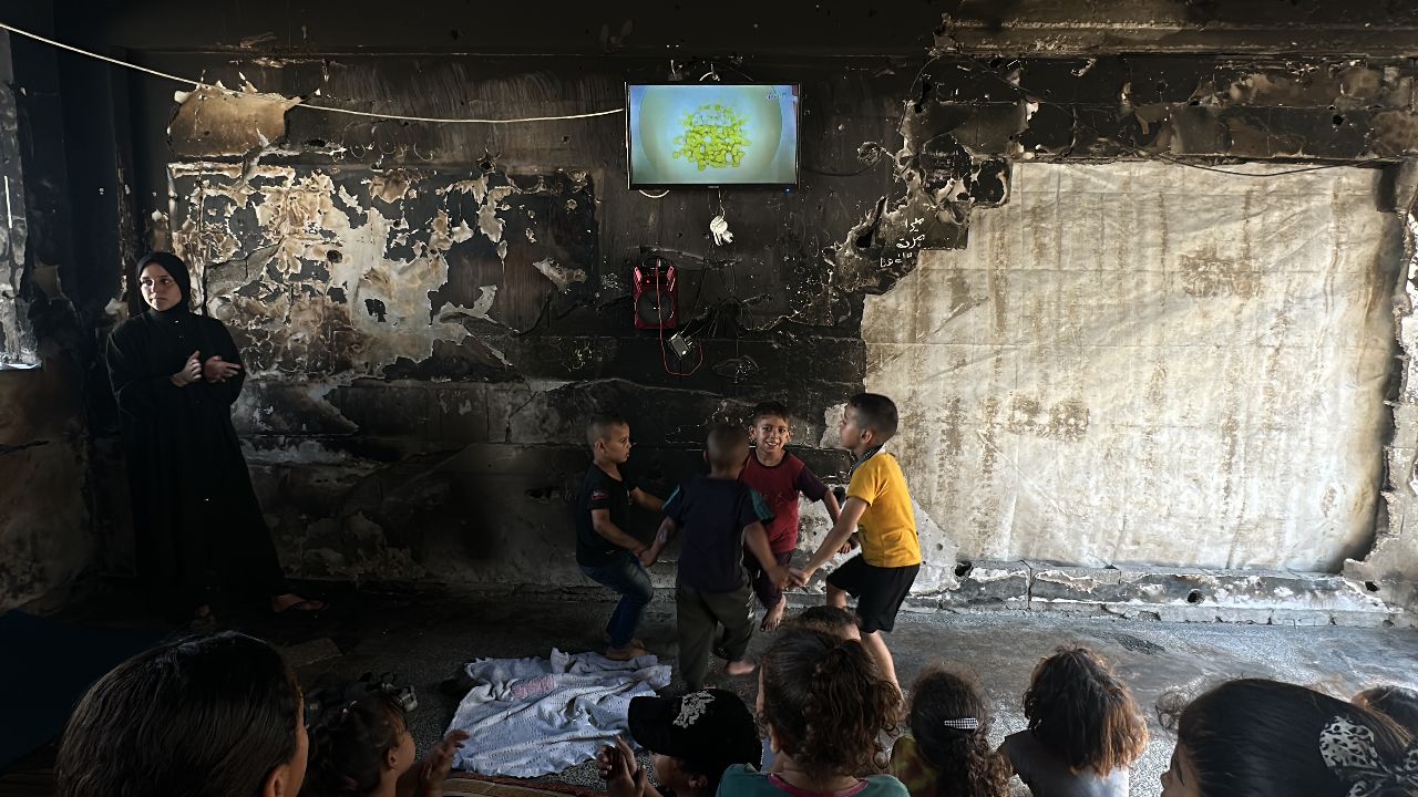 Savaşın ortasında kalpleri ısıtan görüntüler: Çocukların yüzü gülsün diye yıkık binaya televizyon kurdu