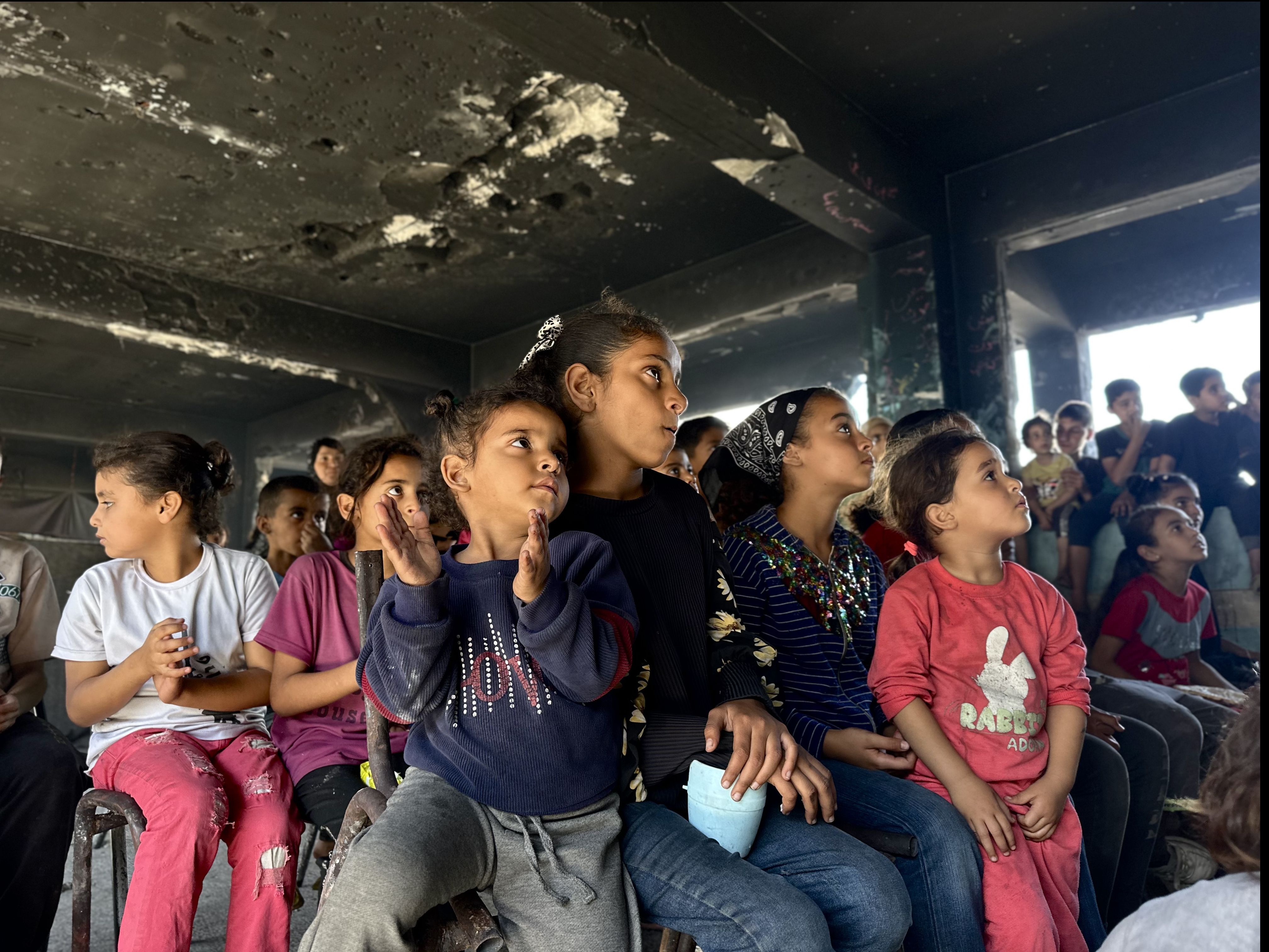 Savaşın ortasında kalpleri ısıtan görüntüler: Çocukların yüzü gülsün diye yıkık binaya televizyon kurdu - 2. Resim