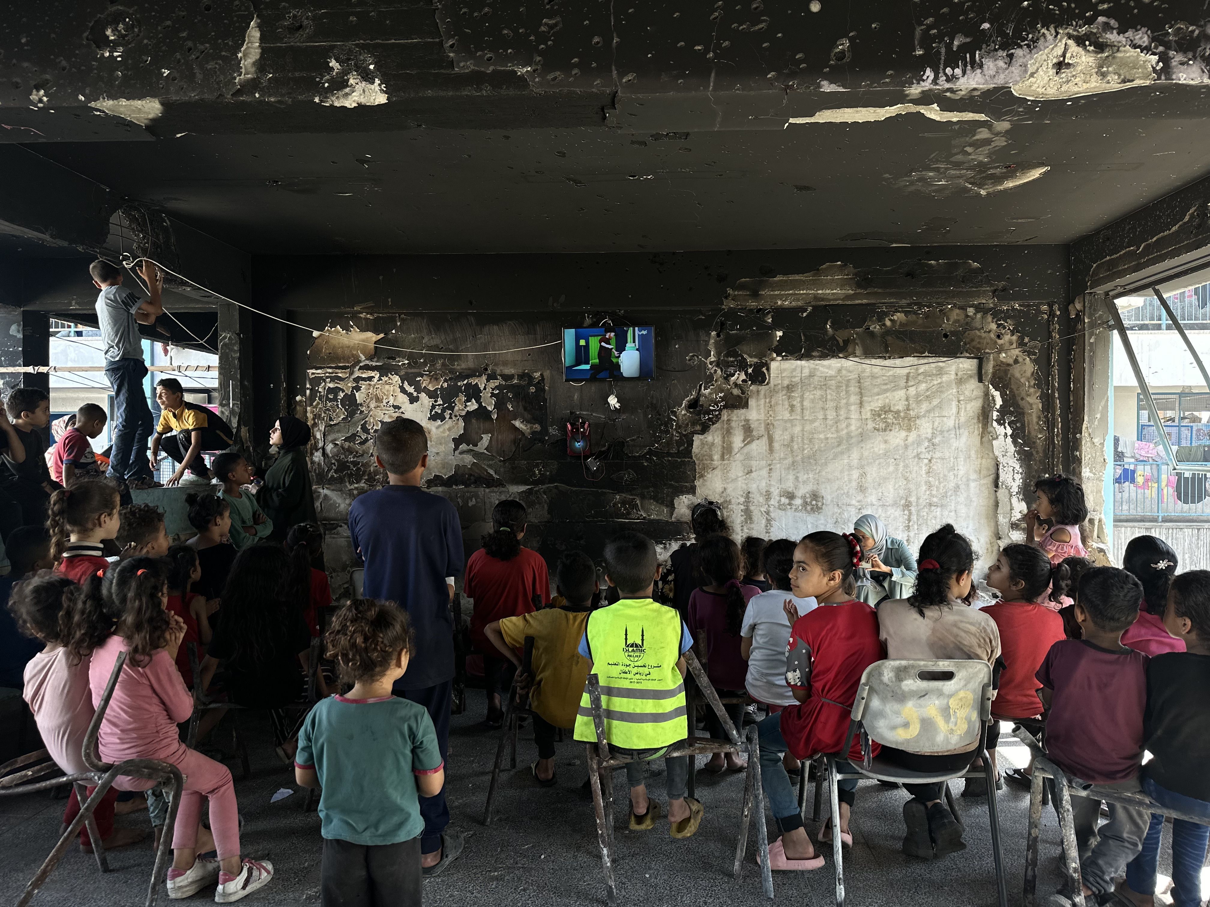 Savaşın ortasında kalpleri ısıtan görüntüler: Çocukların yüzü gülsün diye yıkık binaya televizyon kurdu - 3. Resim