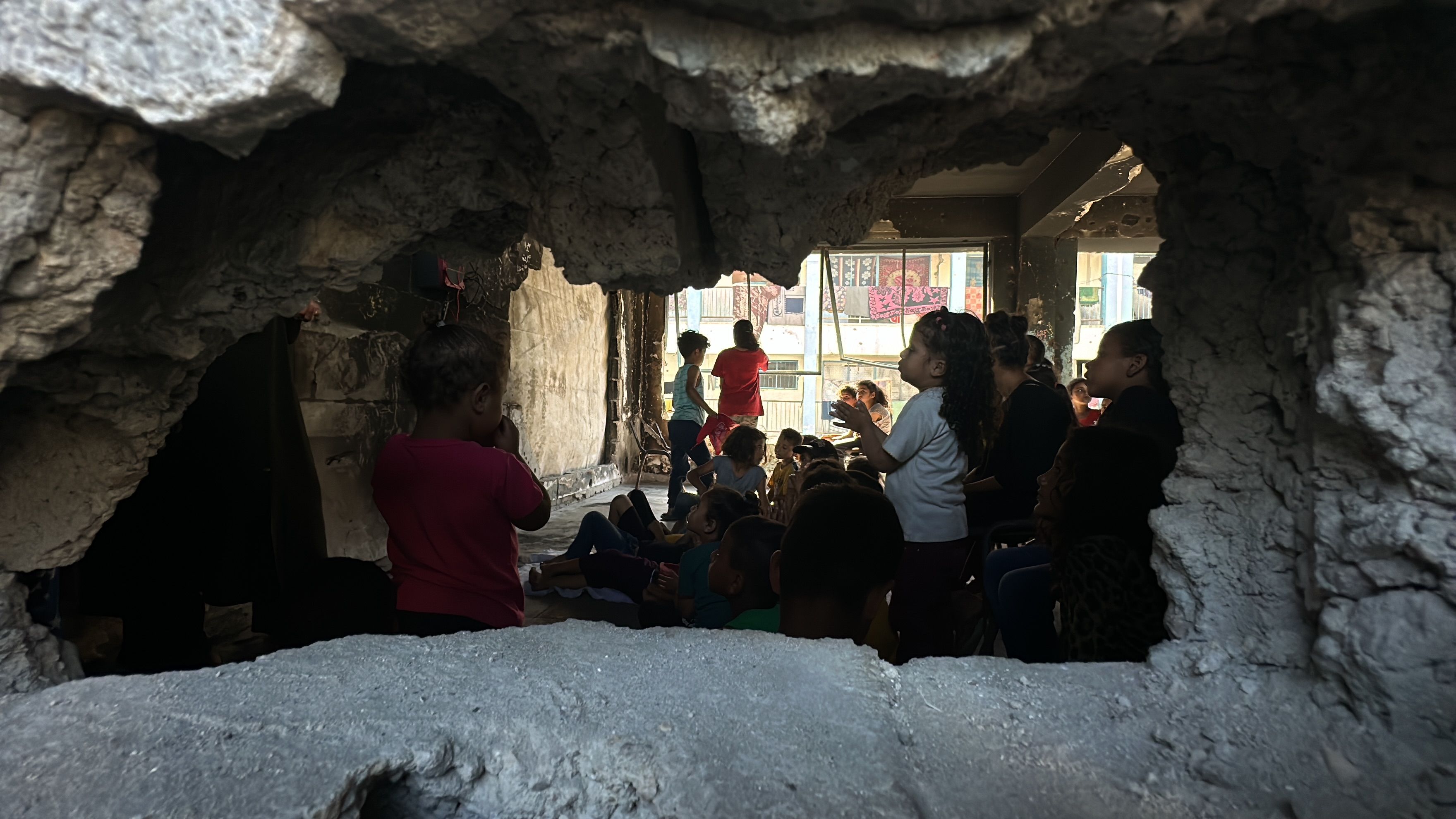 Savaşın ortasında kalpleri ısıtan görüntüler: Çocukların yüzü gülsün diye yıkık binaya televizyon kurdu - 4. Resim